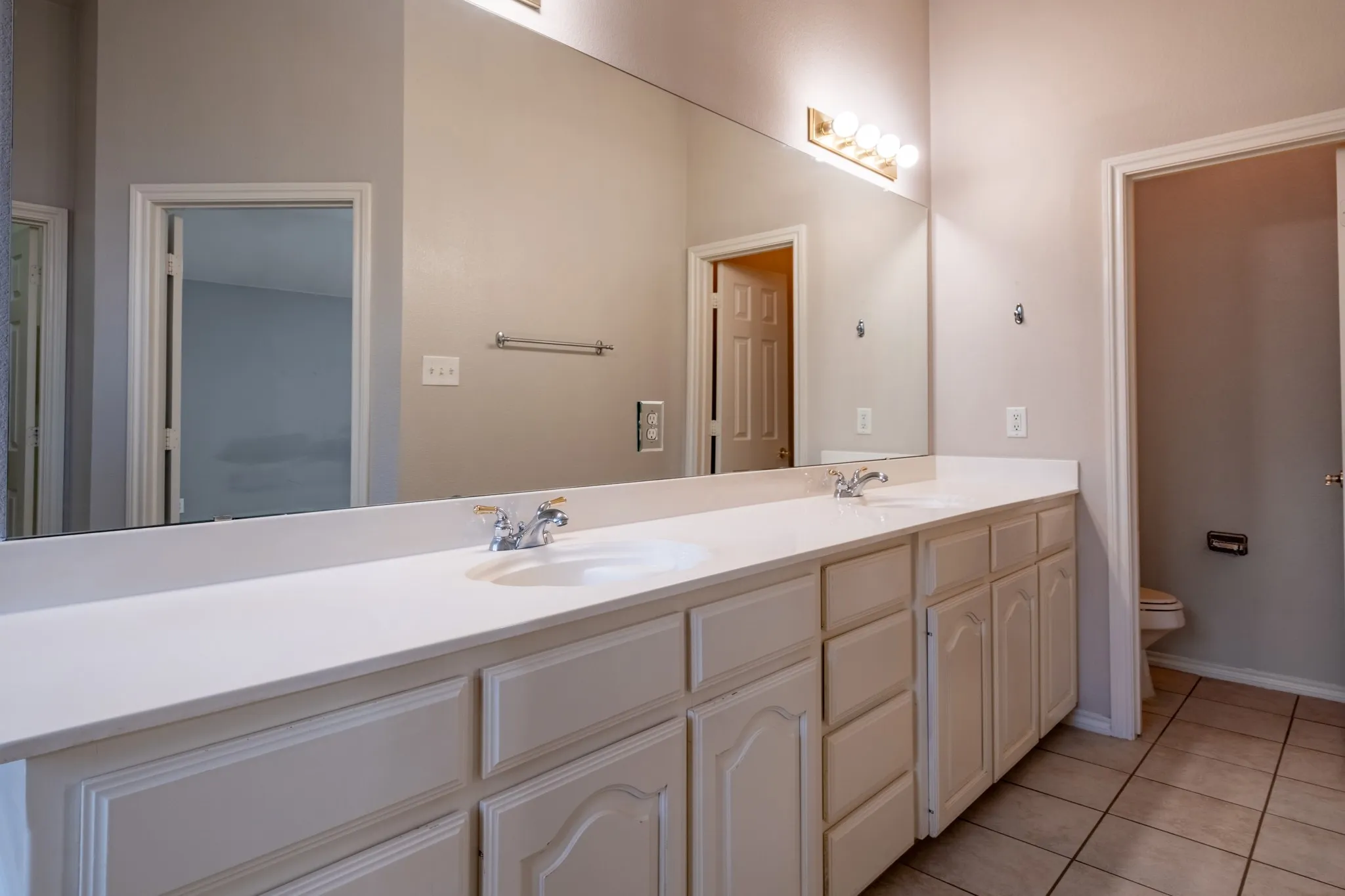 Single Family Residence For Sale in Tarrant County , 10717 Elmhurst Lane, Fort Worth, Texas 76244, 3 Bedroom, 2 Bathroom, 2 Garage spaces, 2,339 Sqft, built in 2001, mls#21389942, Real Estate Agent in Fort Worth, Homes For Sale in Tarrant county, Homes For Sale in Fort Worth, Realtor in Fort Worth Texas, Real Estate Brokerage Independent Realty Texas, Luminita Cordes Realtor