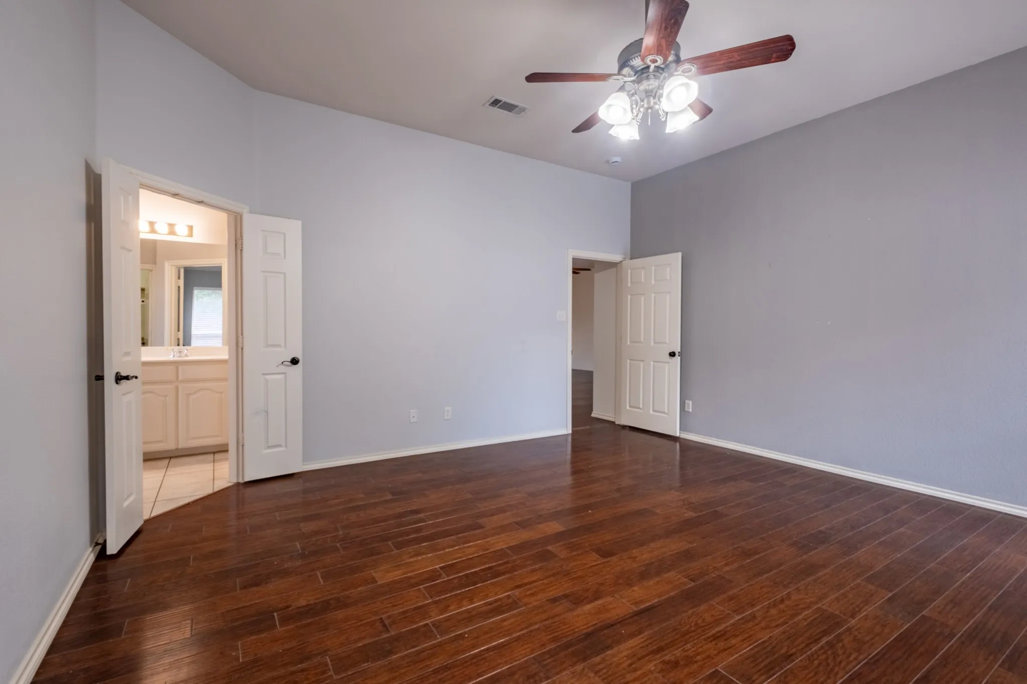 Single Family Residence For Sale in Tarrant County , 10717 Elmhurst Lane, Fort Worth, Texas 76244, 3 Bedroom, 2 Bathroom, 2 Garage spaces, 2,339 Sqft, built in 2001, mls#21389942, Real Estate Agent in Fort Worth, Homes For Sale in Tarrant county, Homes For Sale in Fort Worth, Realtor in Fort Worth Texas, Real Estate Brokerage Independent Realty Texas, Luminita Cordes Realtor