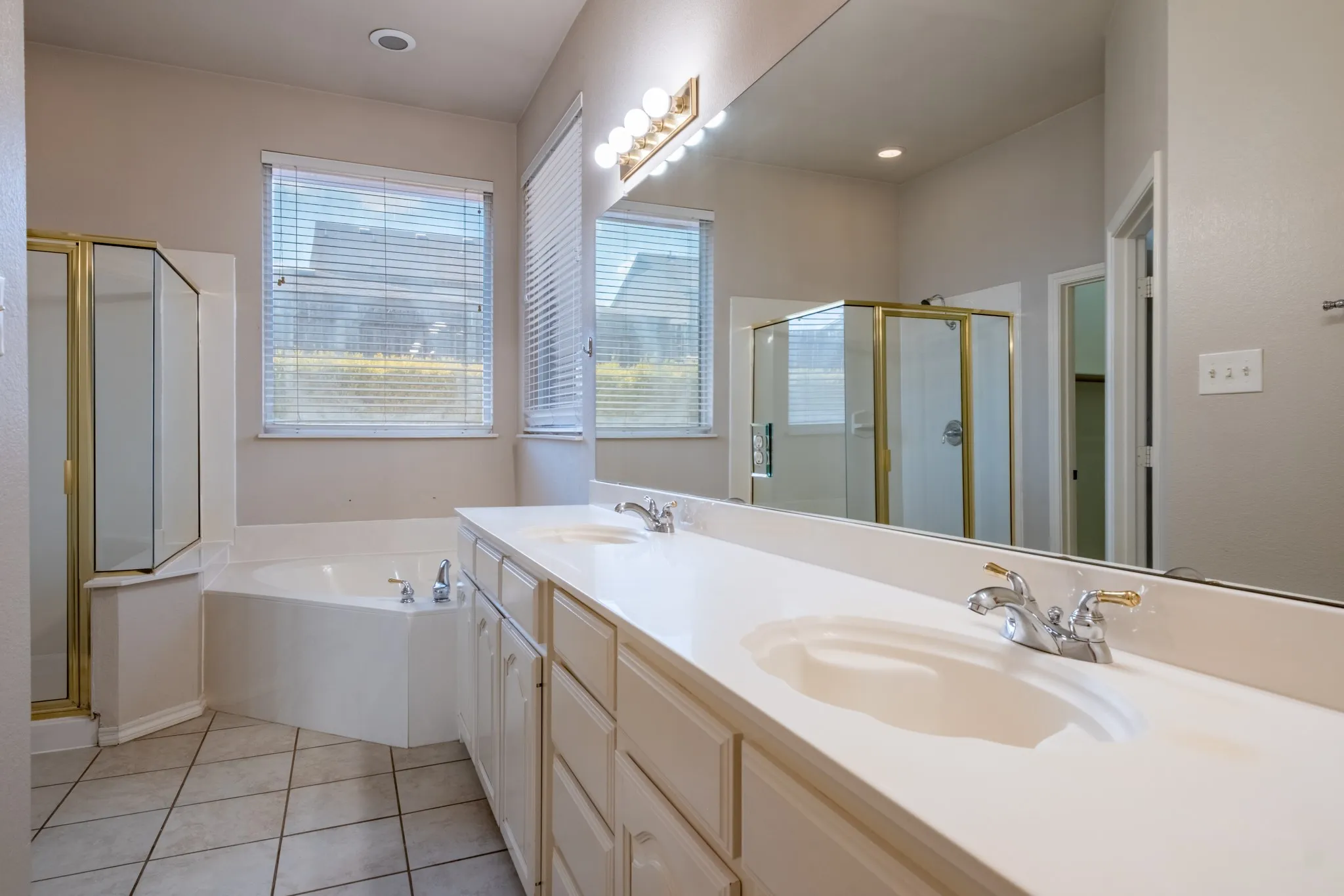 Single Family Residence For Sale in Tarrant County , 10717 Elmhurst Lane, Fort Worth, Texas 76244, 3 Bedroom, 2 Bathroom, 2 Garage spaces, 2,339 Sqft, built in 2001, mls#21389942, Real Estate Agent in Fort Worth, Homes For Sale in Tarrant county, Homes For Sale in Fort Worth, Realtor in Fort Worth Texas, Real Estate Brokerage Independent Realty Texas, Luminita Cordes Realtor