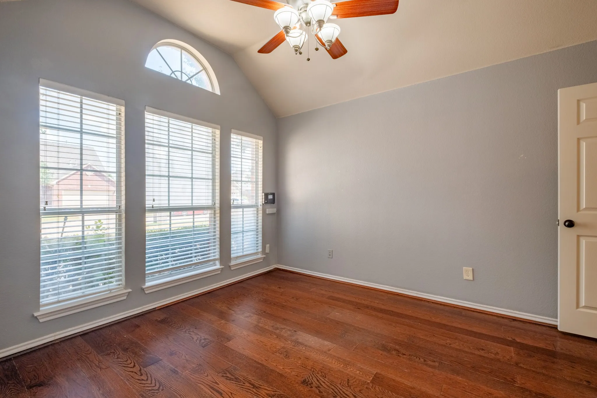 Single Family Residence For Sale in Tarrant County , 10717 Elmhurst Lane, Fort Worth, Texas 76244, 3 Bedroom, 2 Bathroom, 2 Garage spaces, 2,339 Sqft, built in 2001, mls#21389942, Real Estate Agent in Fort Worth, Homes For Sale in Tarrant county, Homes For Sale in Fort Worth, Realtor in Fort Worth Texas, Real Estate Brokerage Independent Realty Texas, Luminita Cordes Realtor
