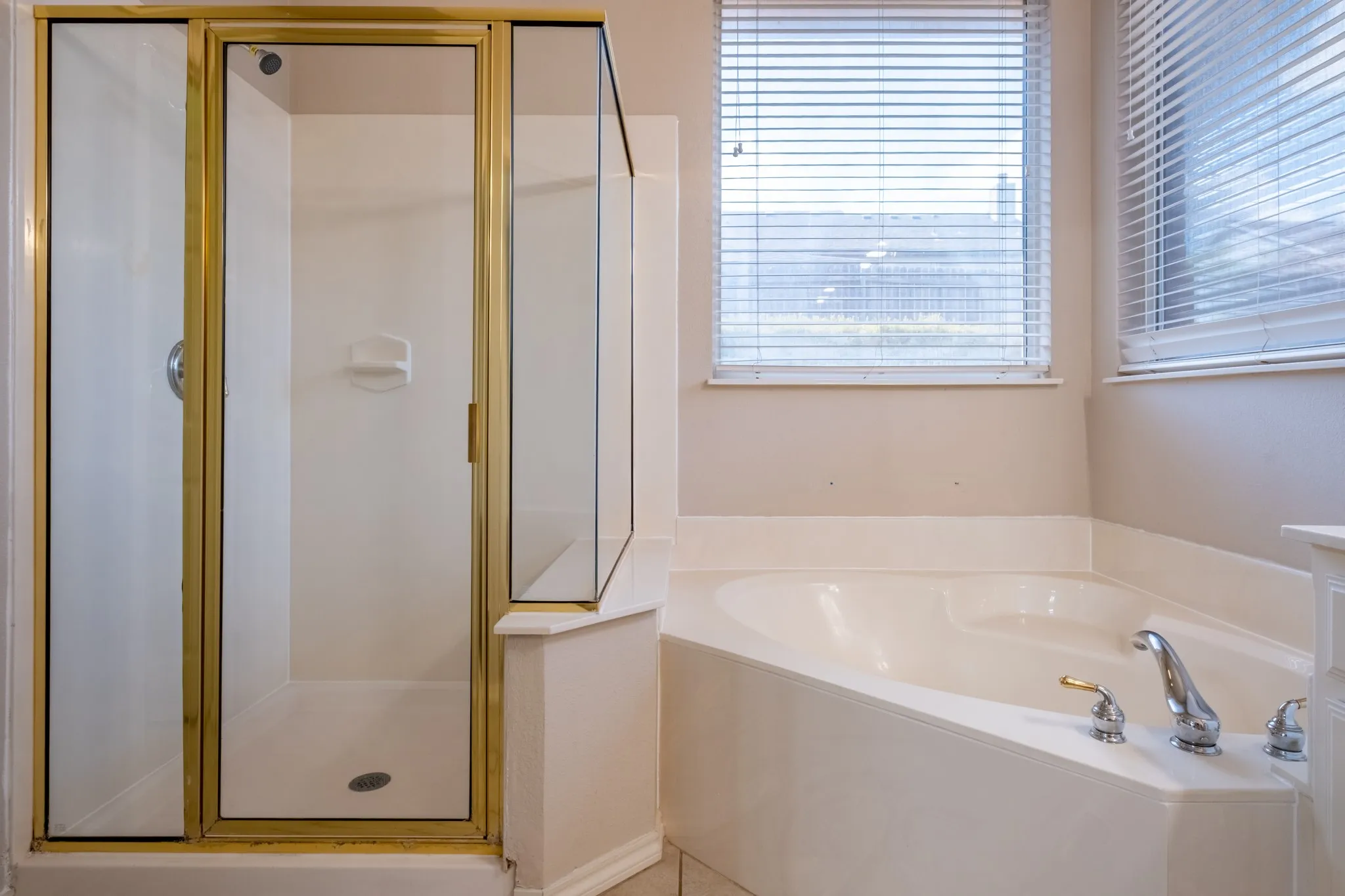 Single Family Residence For Sale in Tarrant County , 10717 Elmhurst Lane, Fort Worth, Texas 76244, 3 Bedroom, 2 Bathroom, 2 Garage spaces, 2,339 Sqft, built in 2001, mls#21389942, Real Estate Agent in Fort Worth, Homes For Sale in Tarrant county, Homes For Sale in Fort Worth, Realtor in Fort Worth Texas, Real Estate Brokerage Independent Realty Texas, Luminita Cordes Realtor
