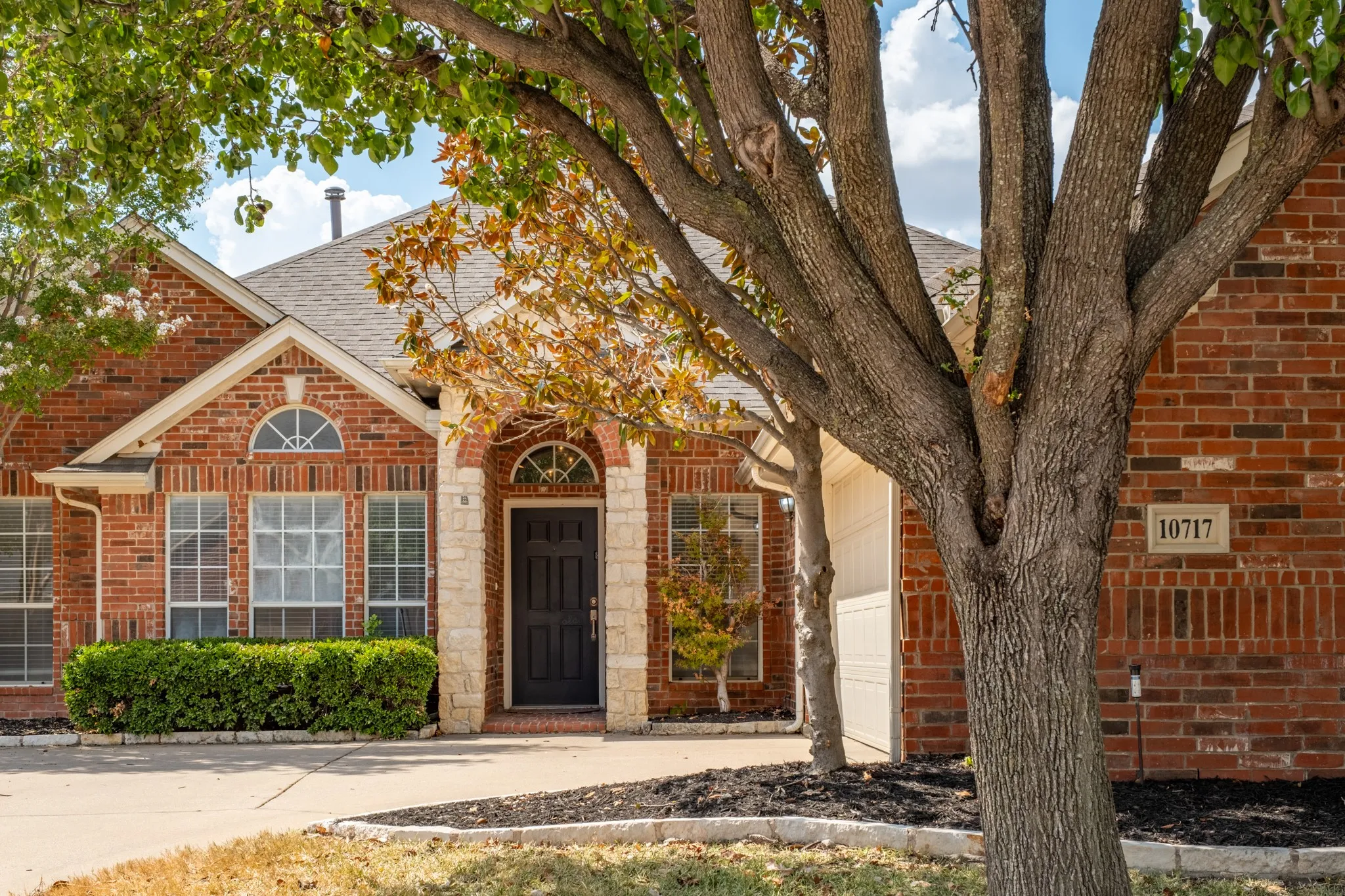 Single Family Residence For Sale in Tarrant County , 10717 Elmhurst Lane, Fort Worth, Texas 76244, 3 Bedroom, 2 Bathroom, 2 Garage spaces, 2,339 Sqft, built in 2001, mls#21389942, Real Estate Agent in Fort Worth, Homes For Sale in Tarrant county, Homes For Sale in Fort Worth, Realtor in Fort Worth Texas, Real Estate Brokerage Independent Realty Texas, Luminita Cordes Realtor