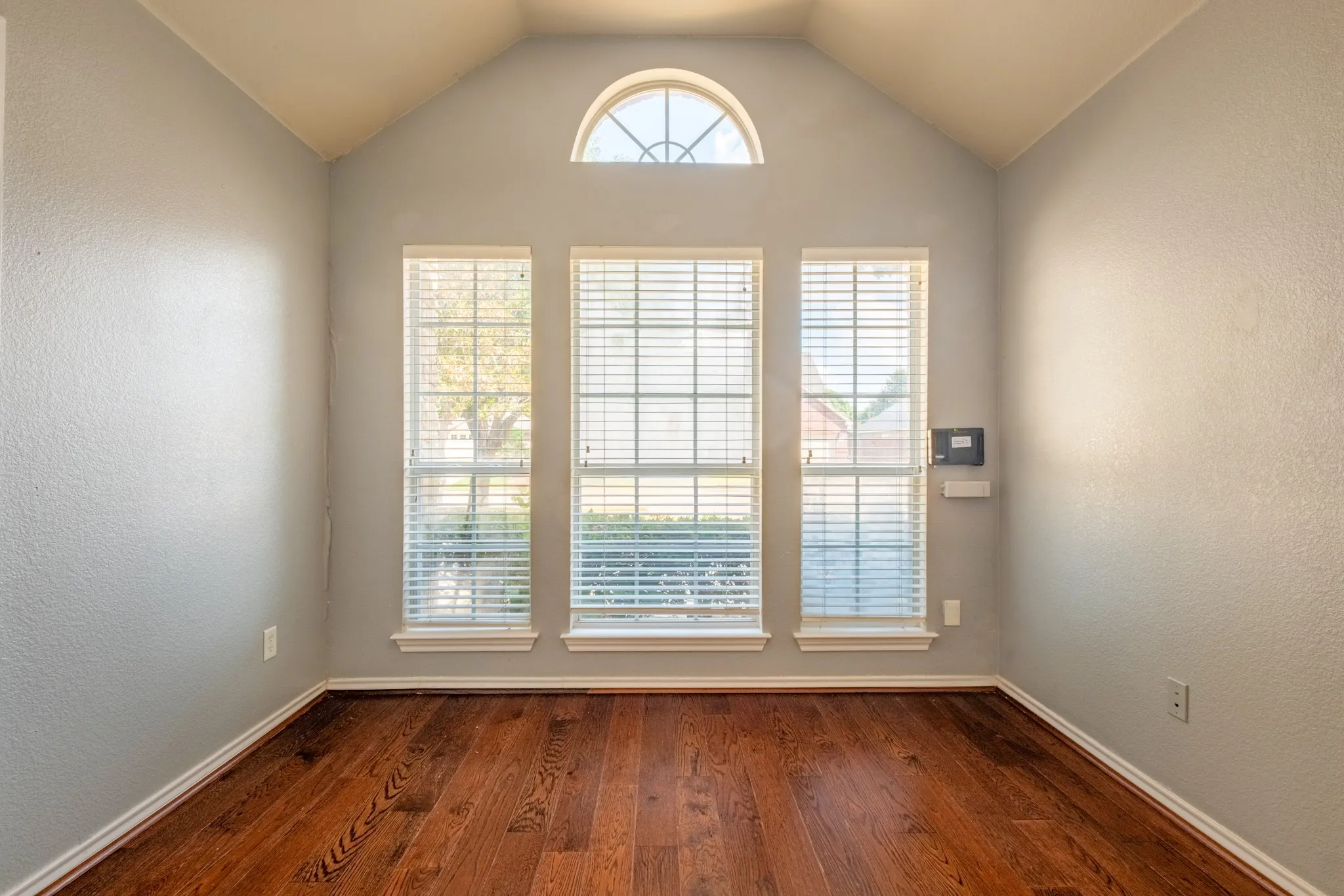 Single Family Residence For Sale in Tarrant County , 10717 Elmhurst Lane, Fort Worth, Texas 76244, 3 Bedroom, 2 Bathroom, 2 Garage spaces, 2,339 Sqft, built in 2001, mls#21389942, Real Estate Agent in Fort Worth, Homes For Sale in Tarrant county, Homes For Sale in Fort Worth, Realtor in Fort Worth Texas, Real Estate Brokerage Independent Realty Texas, Luminita Cordes Realtor