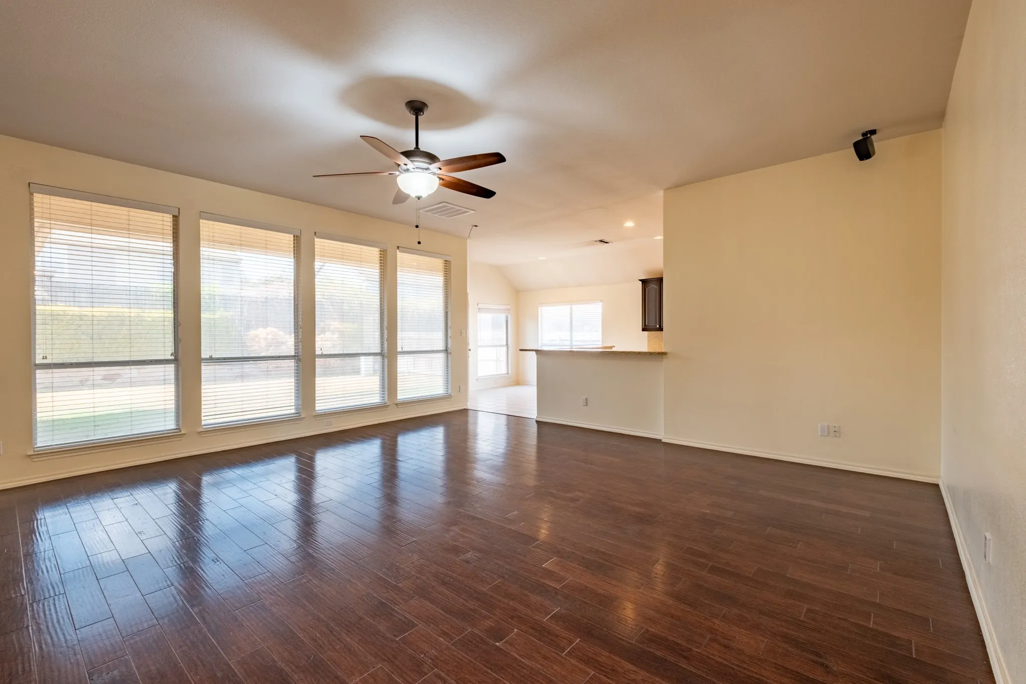 Single Family Residence For Sale in Tarrant County , 10717 Elmhurst Lane, Fort Worth, Texas 76244, 3 Bedroom, 2 Bathroom, 2 Garage spaces, 2,339 Sqft, built in 2001, mls#21389942, Real Estate Agent in Fort Worth, Homes For Sale in Tarrant county, Homes For Sale in Fort Worth, Realtor in Fort Worth Texas, Real Estate Brokerage Independent Realty Texas, Luminita Cordes Realtor