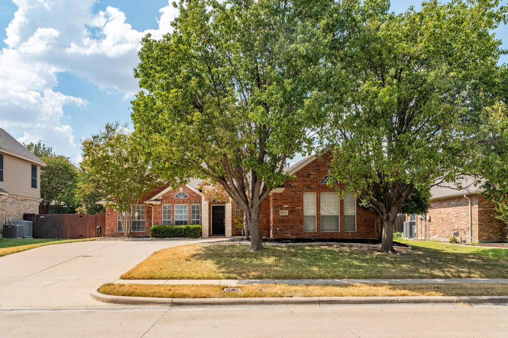 Single Family Residence For Sale in Tarrant County , 10717 Elmhurst Lane, Fort Worth, Texas 76244, 3 Bedroom, 2 Bathroom, 2 Garage spaces, 2,339 Sqft, built in 2001, mls#21389942, Real Estate Agent in Fort Worth, Homes For Sale in Tarrant county, Homes For Sale in Fort Worth, Realtor in Fort Worth Texas, Real Estate Brokerage Independent Realty Texas, Luminita Cordes Realtor