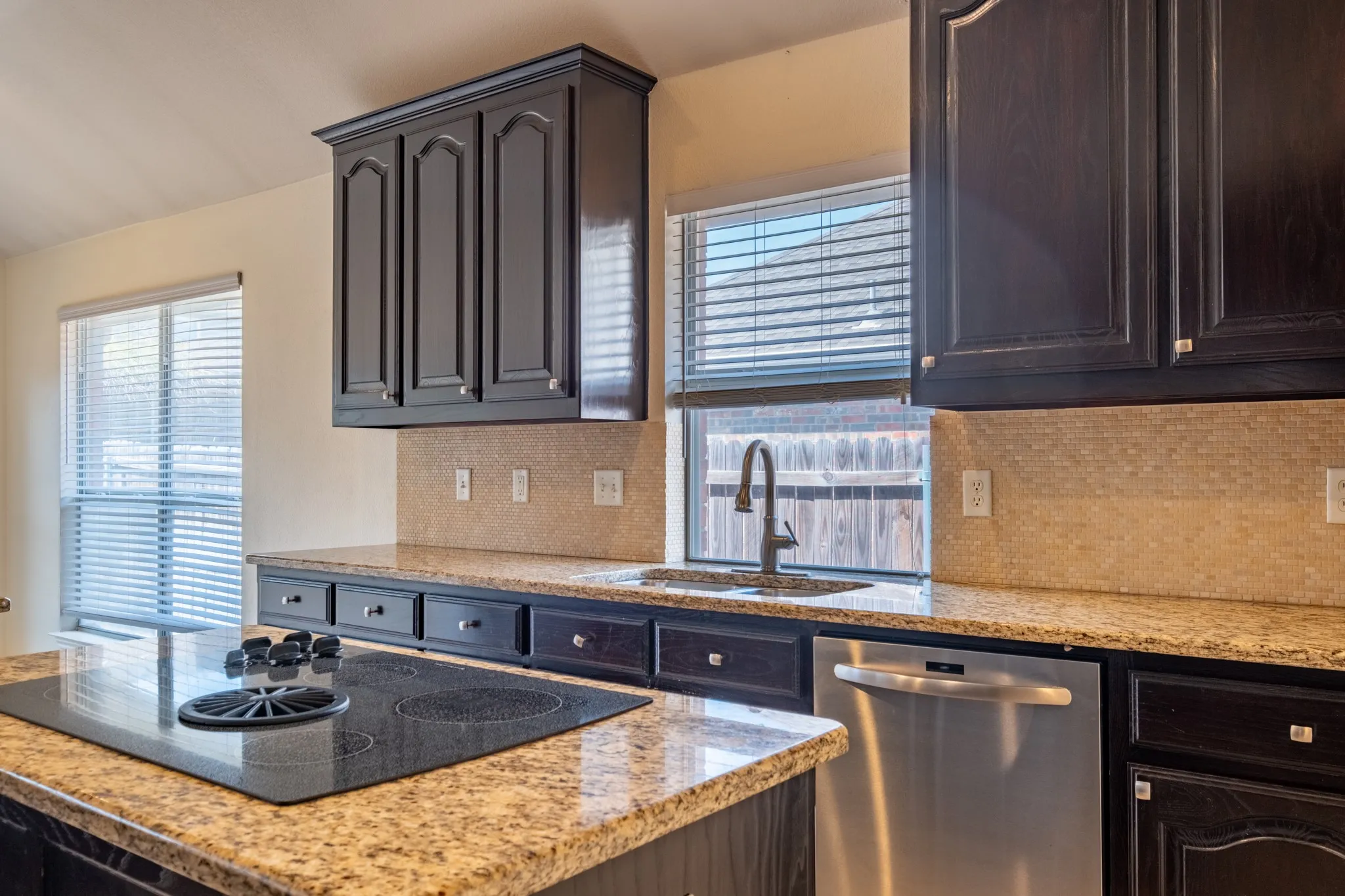 Single Family Residence For Sale in Tarrant County , 10717 Elmhurst Lane, Fort Worth, Texas 76244, 3 Bedroom, 2 Bathroom, 2 Garage spaces, 2,339 Sqft, built in 2001, mls#21389942, Real Estate Agent in Fort Worth, Homes For Sale in Tarrant county, Homes For Sale in Fort Worth, Realtor in Fort Worth Texas, Real Estate Brokerage Independent Realty Texas, Luminita Cordes Realtor