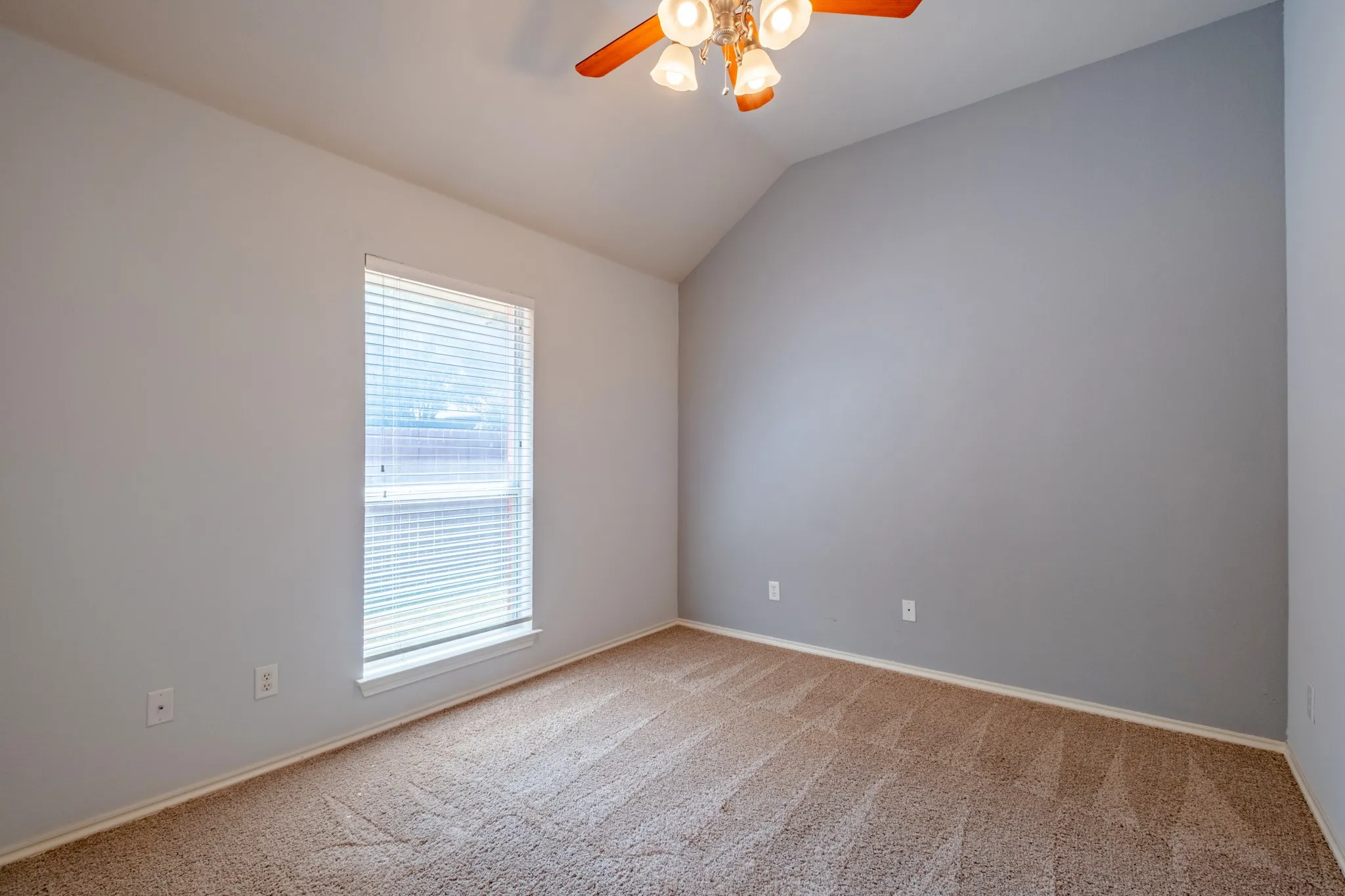 Single Family Residence For Sale in Tarrant County , 10717 Elmhurst Lane, Fort Worth, Texas 76244, 3 Bedroom, 2 Bathroom, 2 Garage spaces, 2,339 Sqft, built in 2001, mls#21389942, Real Estate Agent in Fort Worth, Homes For Sale in Tarrant county, Homes For Sale in Fort Worth, Realtor in Fort Worth Texas, Real Estate Brokerage Independent Realty Texas, Luminita Cordes Realtor