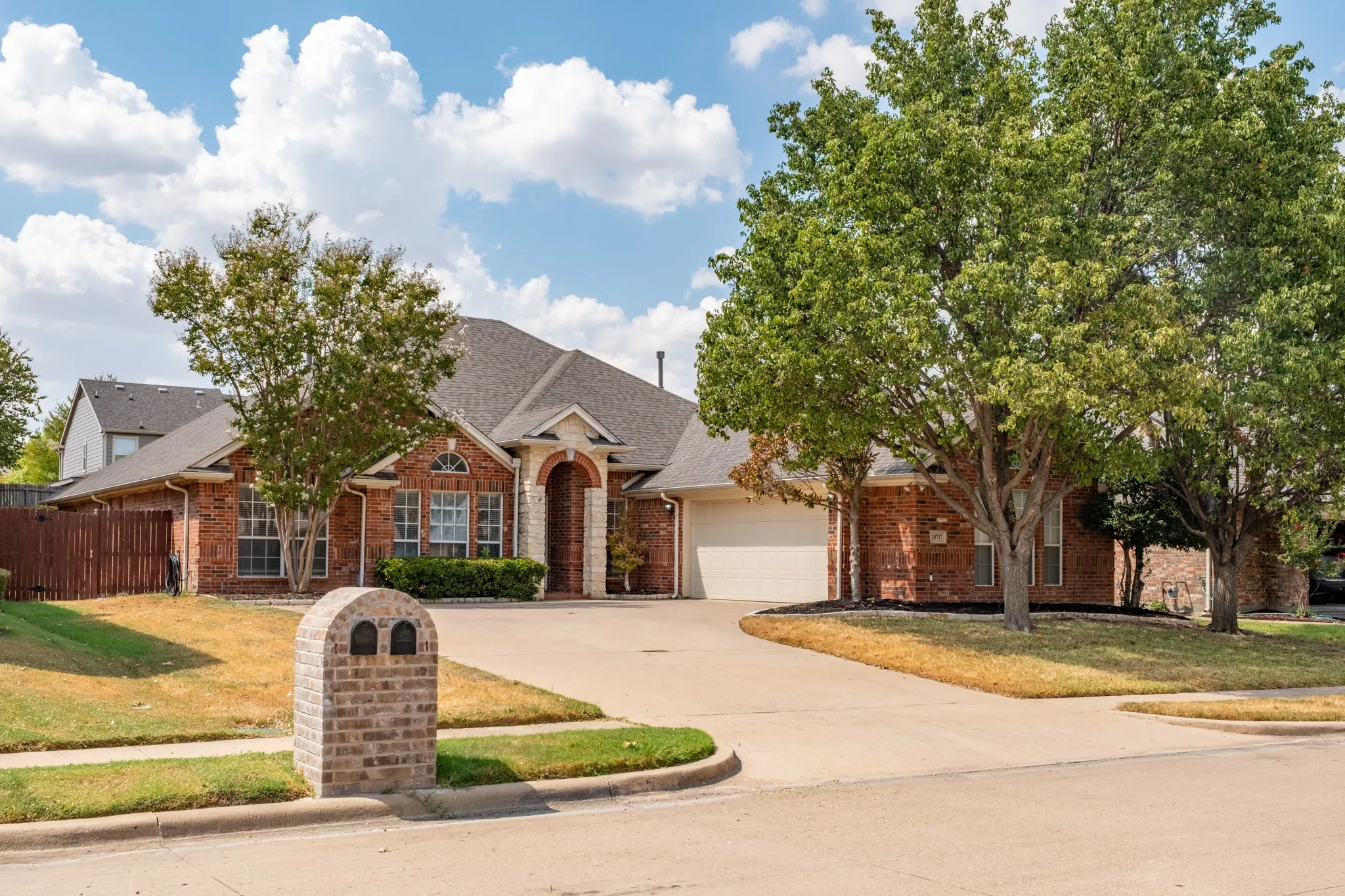 Single Family Residence For Sale in Tarrant County , 10717 Elmhurst Lane, Fort Worth, Texas 76244, 3 Bedroom, 2 Bathroom, 2 Garage spaces, 2,339 Sqft, built in 2001, mls#21389942, Real Estate Agent in Fort Worth, Homes For Sale in Tarrant county, Homes For Sale in Fort Worth, Realtor in Fort Worth Texas, Real Estate Brokerage Independent Realty Texas, Luminita Cordes Realtor