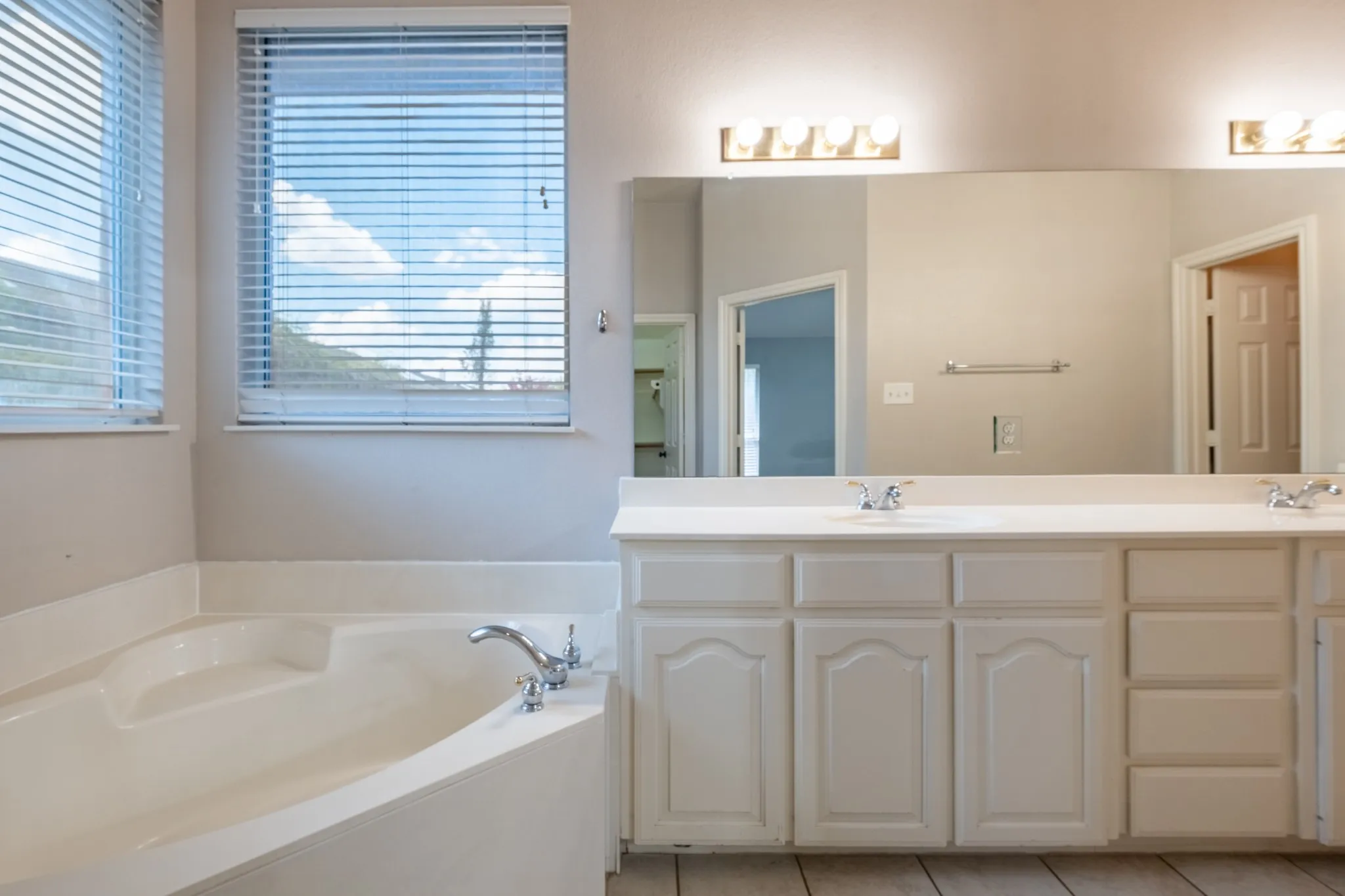 Single Family Residence For Sale in Tarrant County , 10717 Elmhurst Lane, Fort Worth, Texas 76244, 3 Bedroom, 2 Bathroom, 2 Garage spaces, 2,339 Sqft, built in 2001, mls#21389942, Real Estate Agent in Fort Worth, Homes For Sale in Tarrant county, Homes For Sale in Fort Worth, Realtor in Fort Worth Texas, Real Estate Brokerage Independent Realty Texas, Luminita Cordes Realtor