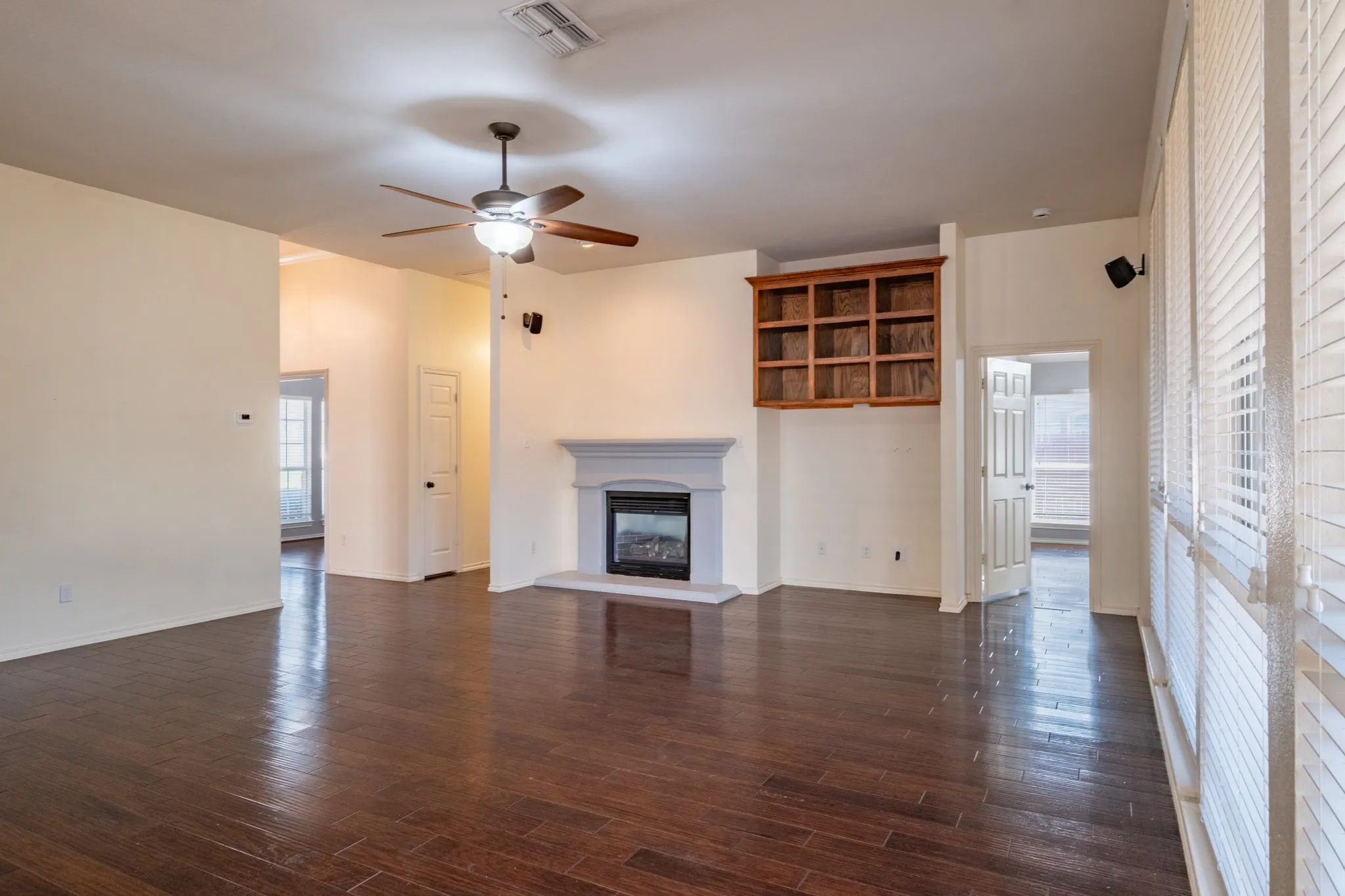 Single Family Residence For Sale in Tarrant County , 10717 Elmhurst Lane, Fort Worth, Texas 76244, 3 Bedroom, 2 Bathroom, 2 Garage spaces, 2,339 Sqft, built in 2001, mls#21389942, Real Estate Agent in Fort Worth, Homes For Sale in Tarrant county, Homes For Sale in Fort Worth, Realtor in Fort Worth Texas, Real Estate Brokerage Independent Realty Texas, Luminita Cordes Realtor