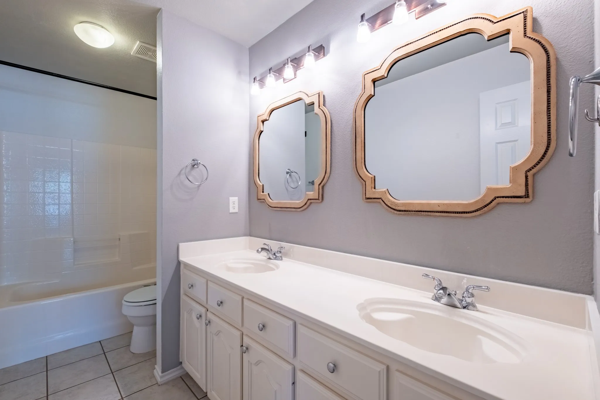Single Family Residence For Sale in Tarrant County , 10717 Elmhurst Lane, Fort Worth, Texas 76244, 3 Bedroom, 2 Bathroom, 2 Garage spaces, 2,339 Sqft, built in 2001, mls#21389942, Real Estate Agent in Fort Worth, Homes For Sale in Tarrant county, Homes For Sale in Fort Worth, Realtor in Fort Worth Texas, Real Estate Brokerage Independent Realty Texas, Luminita Cordes Realtor