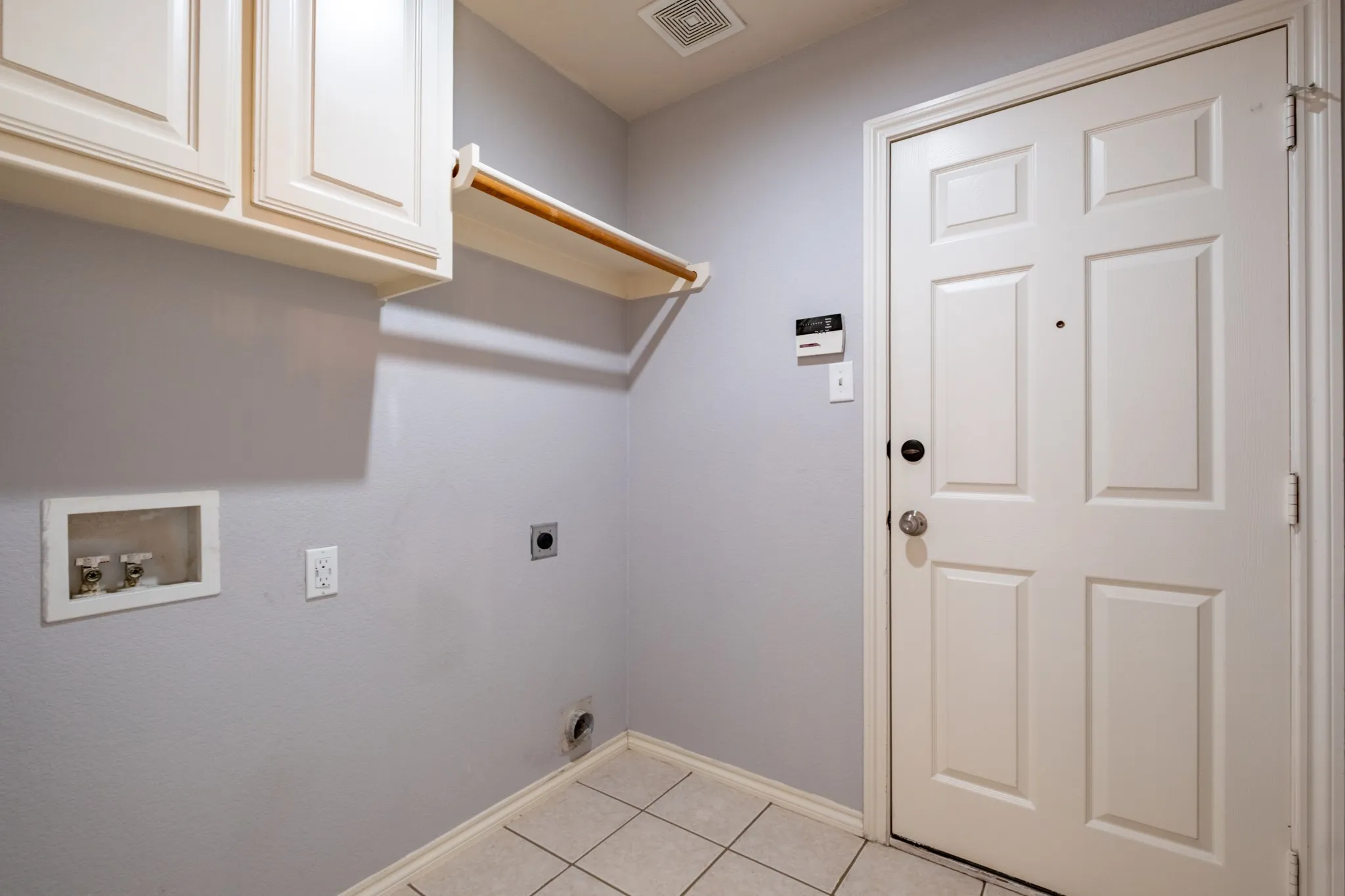 Single Family Residence For Sale in Tarrant County , 10717 Elmhurst Lane, Fort Worth, Texas 76244, 3 Bedroom, 2 Bathroom, 2 Garage spaces, 2,339 Sqft, built in 2001, mls#21389942, Real Estate Agent in Fort Worth, Homes For Sale in Tarrant county, Homes For Sale in Fort Worth, Realtor in Fort Worth Texas, Real Estate Brokerage Independent Realty Texas, Luminita Cordes Realtor