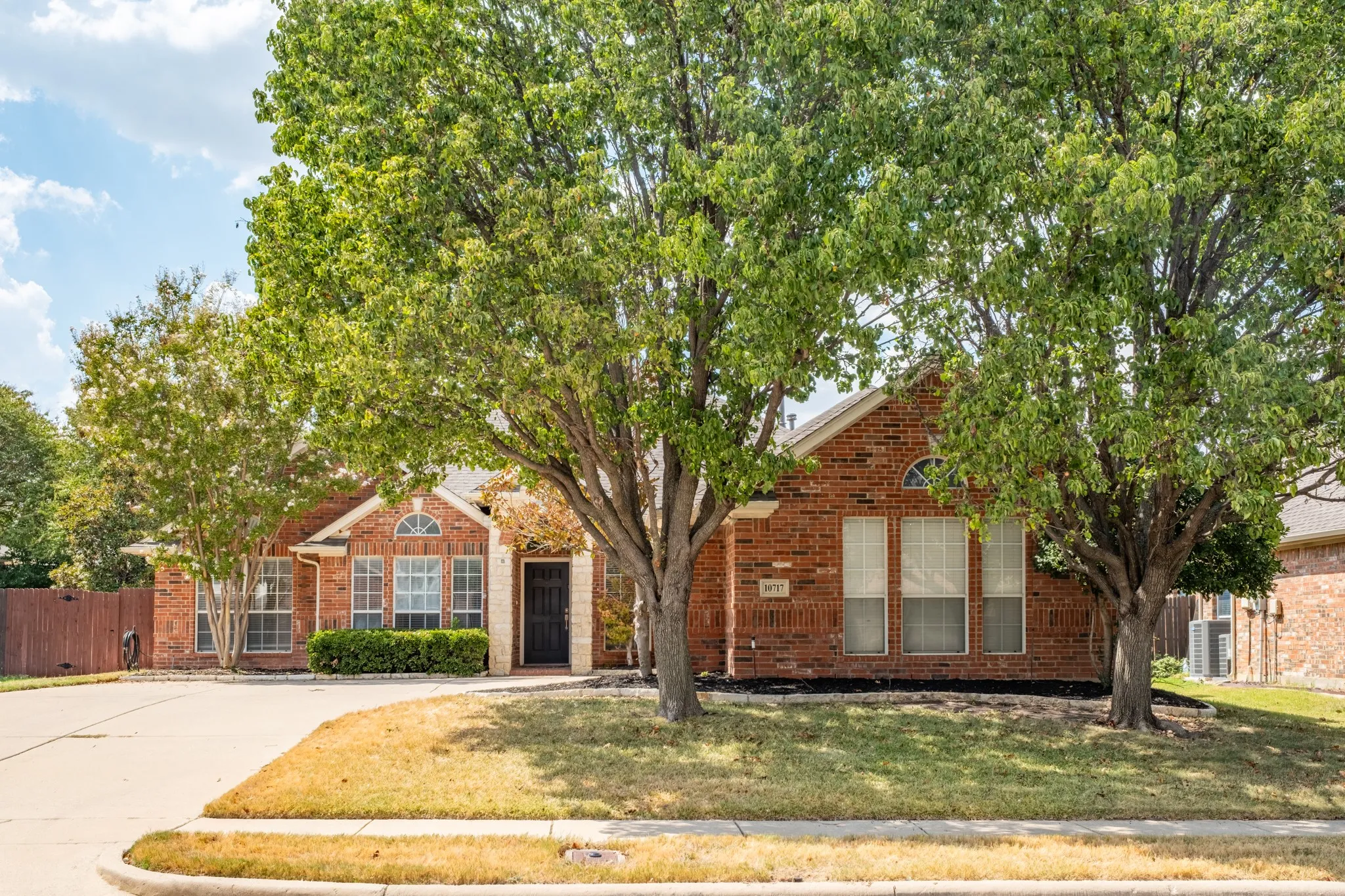 Single Family Residence For Sale in Tarrant County , 10717 Elmhurst Lane, Fort Worth, Texas 76244, 3 Bedroom, 2 Bathroom, 2 Garage spaces, 2,339 Sqft, built in 2001, mls#21389942, Real Estate Agent in Fort Worth, Homes For Sale in Tarrant county, Homes For Sale in Fort Worth, Realtor in Fort Worth Texas, Real Estate Brokerage Independent Realty Texas, Luminita Cordes Realtor