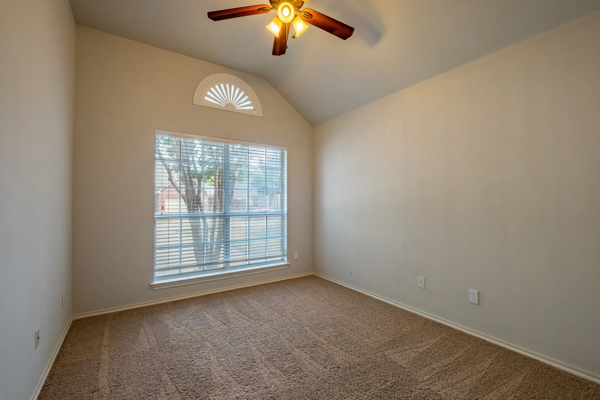 Single Family Residence For Sale in Tarrant County , 10717 Elmhurst Lane, Fort Worth, Texas 76244, 3 Bedroom, 2 Bathroom, 2 Garage spaces, 2,339 Sqft, built in 2001, mls#21389942, Real Estate Agent in Fort Worth, Homes For Sale in Tarrant county, Homes For Sale in Fort Worth, Realtor in Fort Worth Texas, Real Estate Brokerage Independent Realty Texas, Luminita Cordes Realtor
