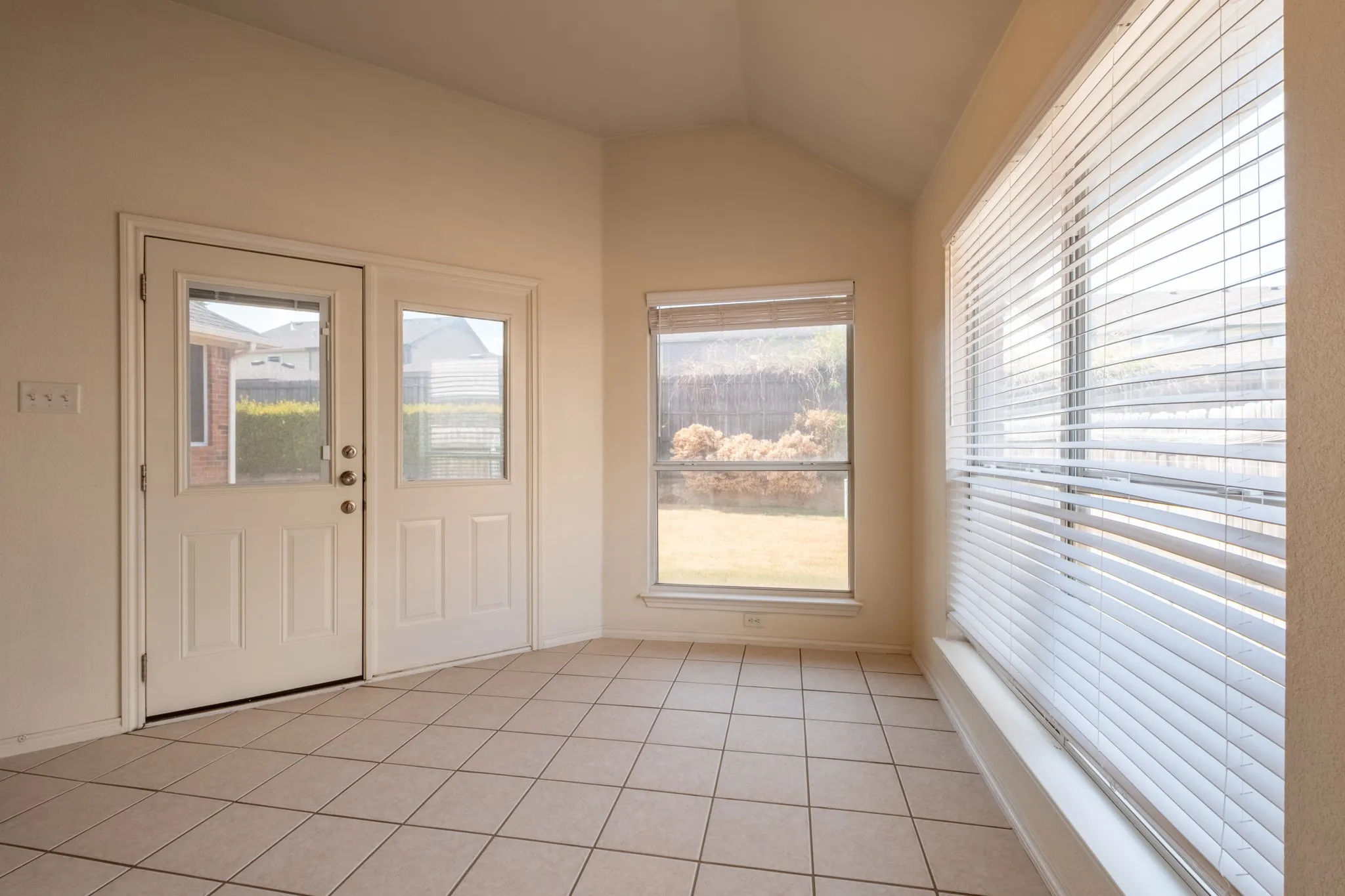 Single Family Residence For Sale in Tarrant County , 10717 Elmhurst Lane, Fort Worth, Texas 76244, 3 Bedroom, 2 Bathroom, 2 Garage spaces, 2,339 Sqft, built in 2001, mls#21389942, Real Estate Agent in Fort Worth, Homes For Sale in Tarrant county, Homes For Sale in Fort Worth, Realtor in Fort Worth Texas, Real Estate Brokerage Independent Realty Texas, Luminita Cordes Realtor