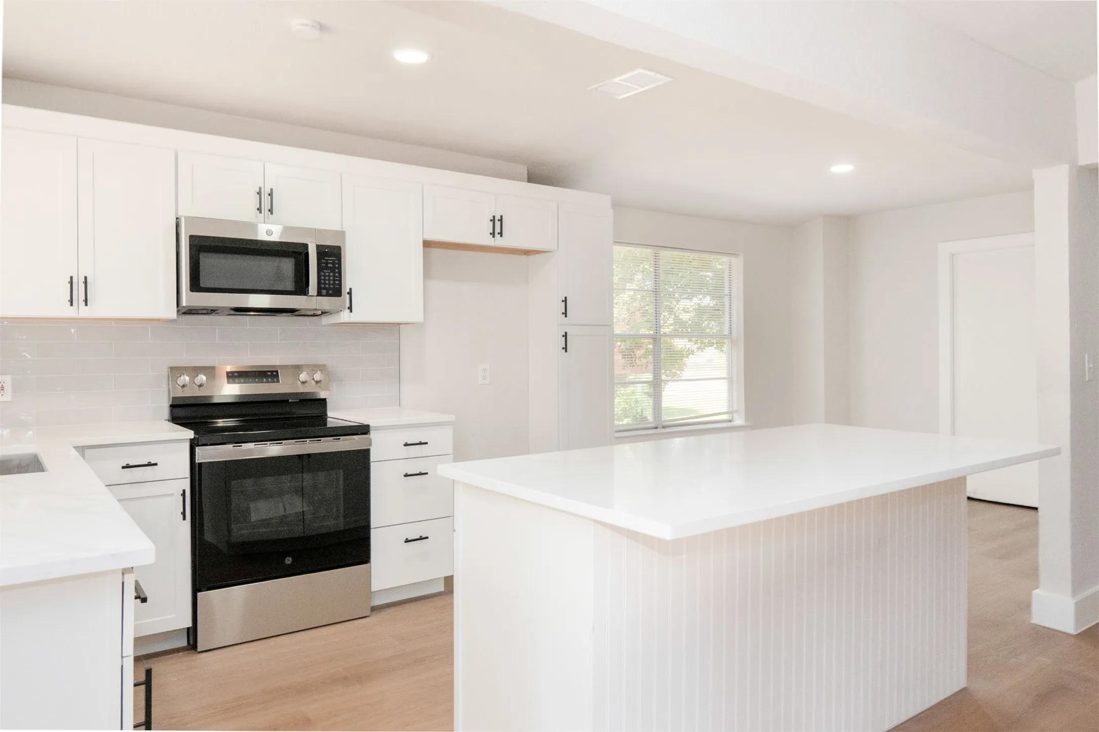 Single Family Residence For Sale in Tarrant County , 7708 N Richland Boulevard, North Richland Hills, Texas 76180, 3 Bedroom, 2 Bathroom, 2 Garage spaces, 1,574 Sqft, built in 1975, mls#21387099, Real Estate Agent in North Richland Hills, Homes For Sale in Tarrant county, Homes For Sale in North Richland Hills, Realtor in North Richland Hills Texas, Real Estate Brokerage Independent Realty Texas, Luminita Cordes Realtor