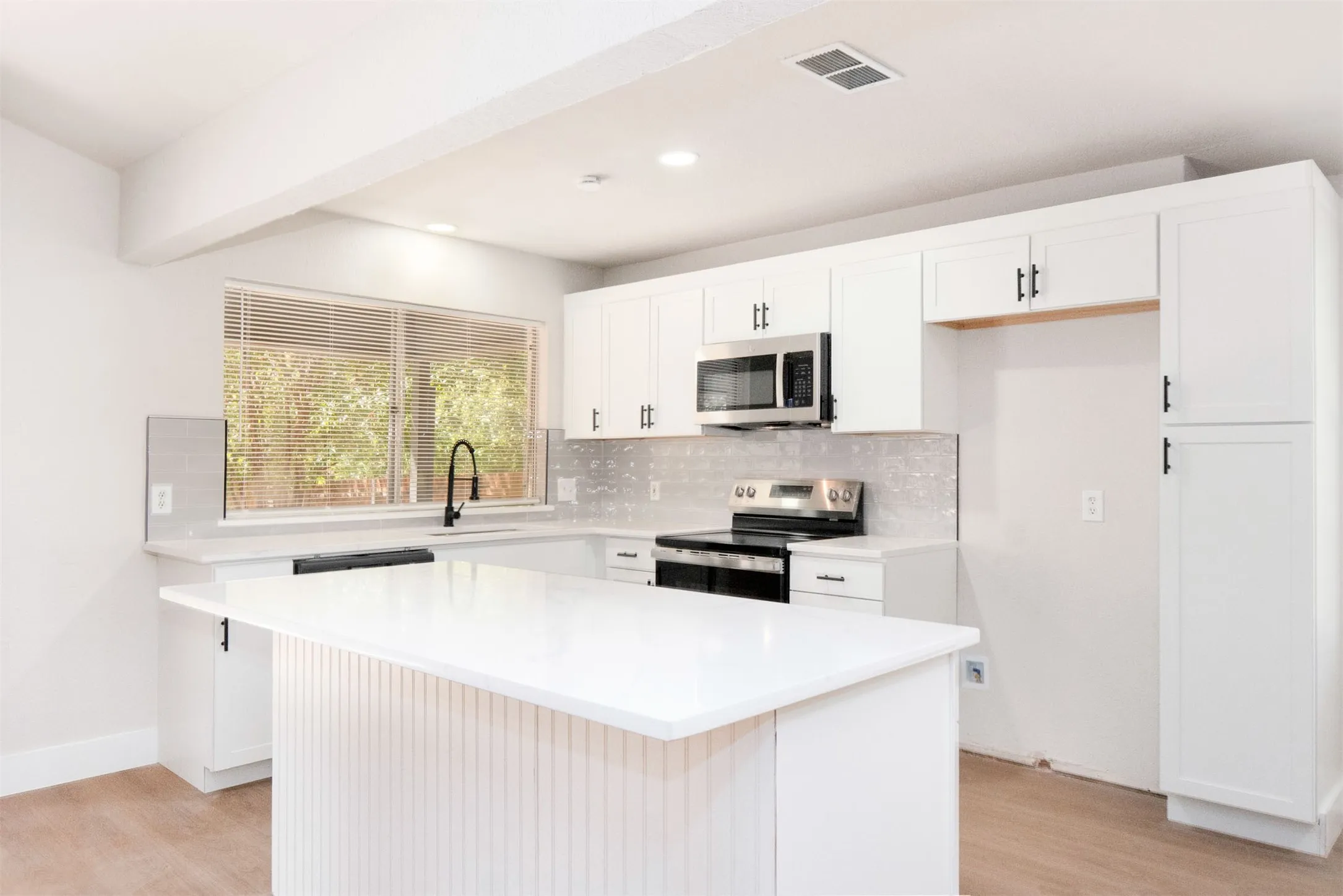 Single Family Residence For Sale in Tarrant County , 7708 N Richland Boulevard, North Richland Hills, Texas 76180, 3 Bedroom, 2 Bathroom, 2 Garage spaces, 1,574 Sqft, built in 1975, mls#21387099, Real Estate Agent in North Richland Hills, Homes For Sale in Tarrant county, Homes For Sale in North Richland Hills, Realtor in North Richland Hills Texas, Real Estate Brokerage Independent Realty Texas, Luminita Cordes Realtor