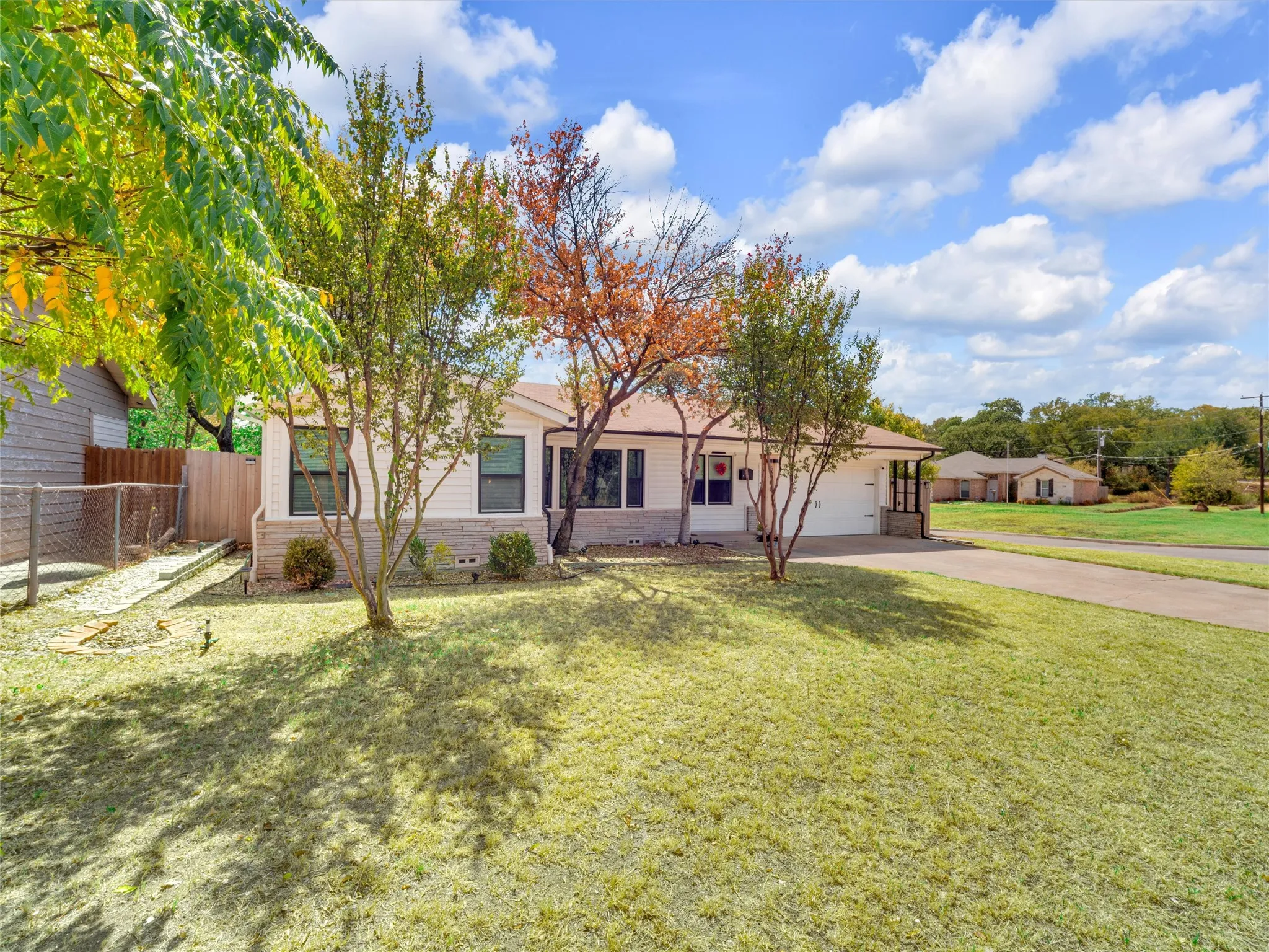 Single Family Residence For Sale in Tarrant County , 5400 Meadowbrook Drive, Fort Worth, Texas 76112, 3 Bedroom, 1 Bathroom, 2 Garage spaces, 1,364 Sqft, built in 1952, mls#21388209, Real Estate Agent in Fort Worth, Homes For Sale in Tarrant county, Homes For Sale in Fort Worth, Realtor in Fort Worth Texas, Real Estate Brokerage Independent Realty Texas, Luminita Cordes Realtor