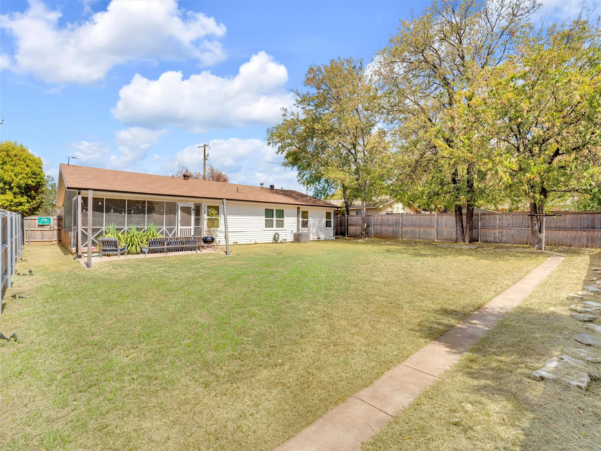 Single Family Residence For Sale in Tarrant County , 5400 Meadowbrook Drive, Fort Worth, Texas 76112, 3 Bedroom, 1 Bathroom, 2 Garage spaces, 1,364 Sqft, built in 1952, mls#21388209, Real Estate Agent in Fort Worth, Homes For Sale in Tarrant county, Homes For Sale in Fort Worth, Realtor in Fort Worth Texas, Real Estate Brokerage Independent Realty Texas, Luminita Cordes Realtor