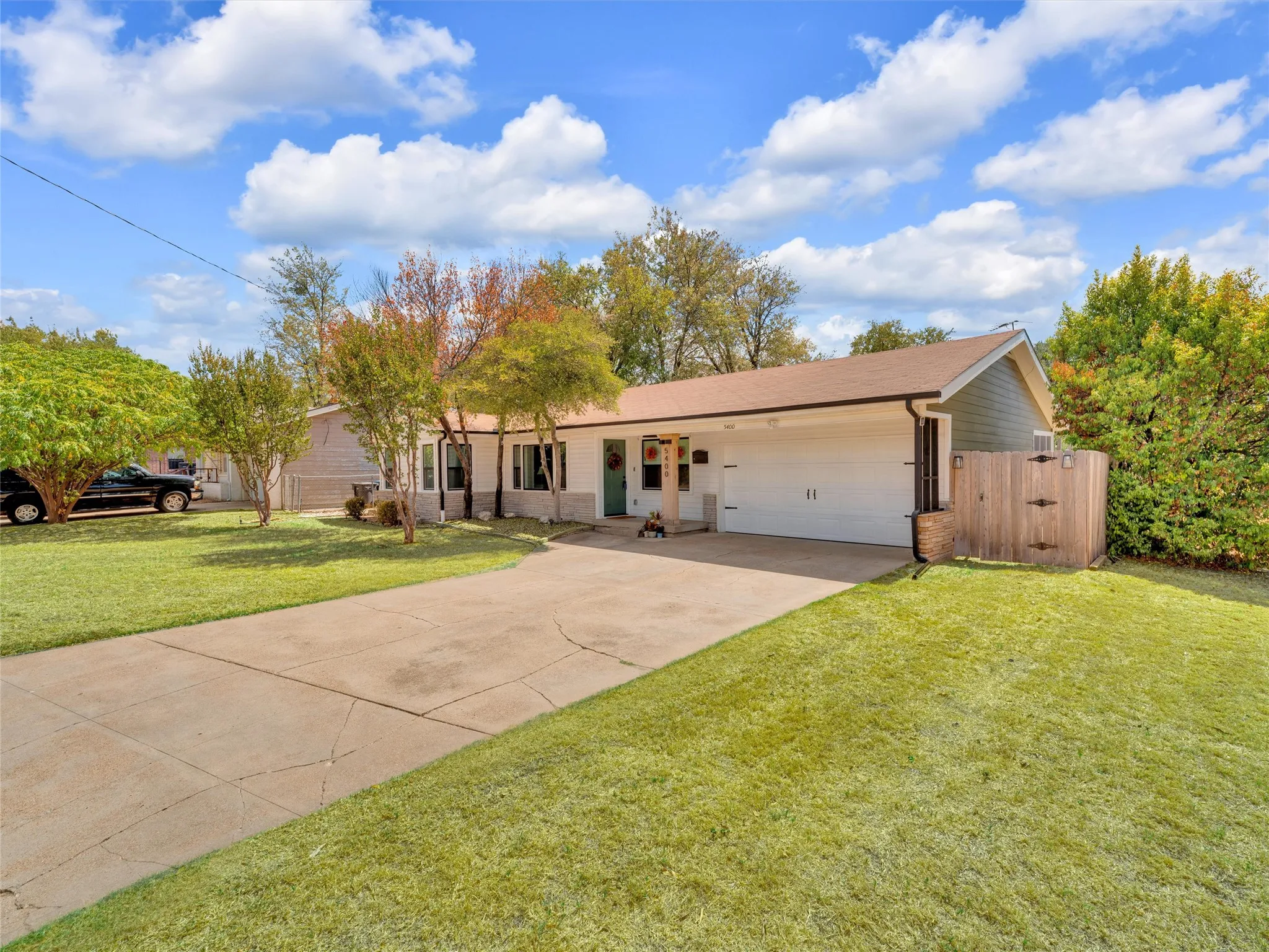 Single Family Residence For Sale in Tarrant County , 5400 Meadowbrook Drive, Fort Worth, Texas 76112, 3 Bedroom, 1 Bathroom, 2 Garage spaces, 1,364 Sqft, built in 1952, mls#21388209, Real Estate Agent in Fort Worth, Homes For Sale in Tarrant county, Homes For Sale in Fort Worth, Realtor in Fort Worth Texas, Real Estate Brokerage Independent Realty Texas, Luminita Cordes Realtor
