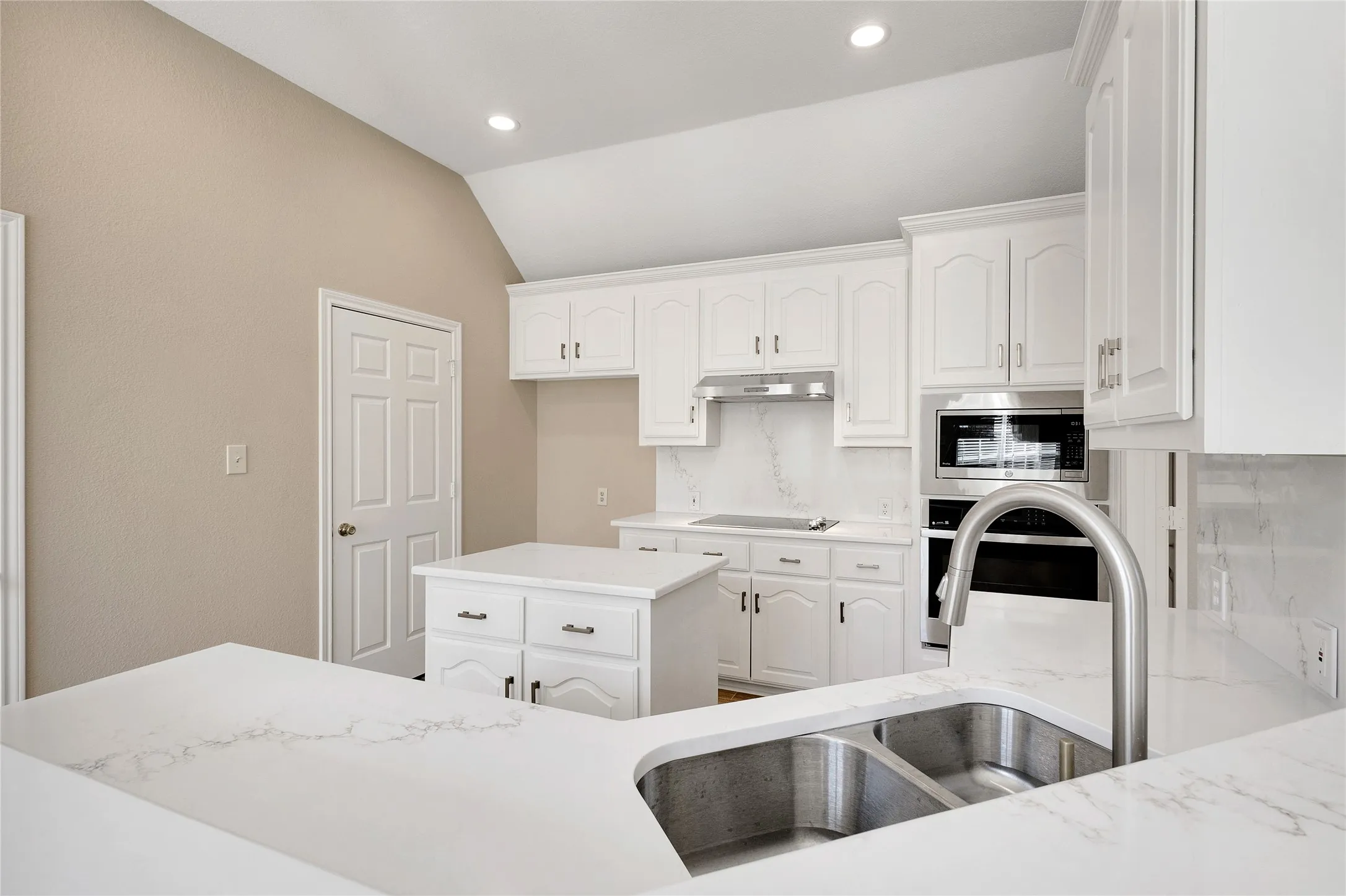 Single Family Residence For Rent in Collin County , 7042 Aspen Creek Lane, Dallas, Texas 75252, 3 Bedroom, 2 Bathroom, 2 Garage spaces, 1,672 Sqft, built in 1997, mls#21388470, Real Estate Agent in Dallas, Homes For Rent in Collin county, Homes For Rent in Dallas, Realtor in Dallas Texas, Real Estate Brokerage Independent Realty Texas, Luminita Cordes Realtor