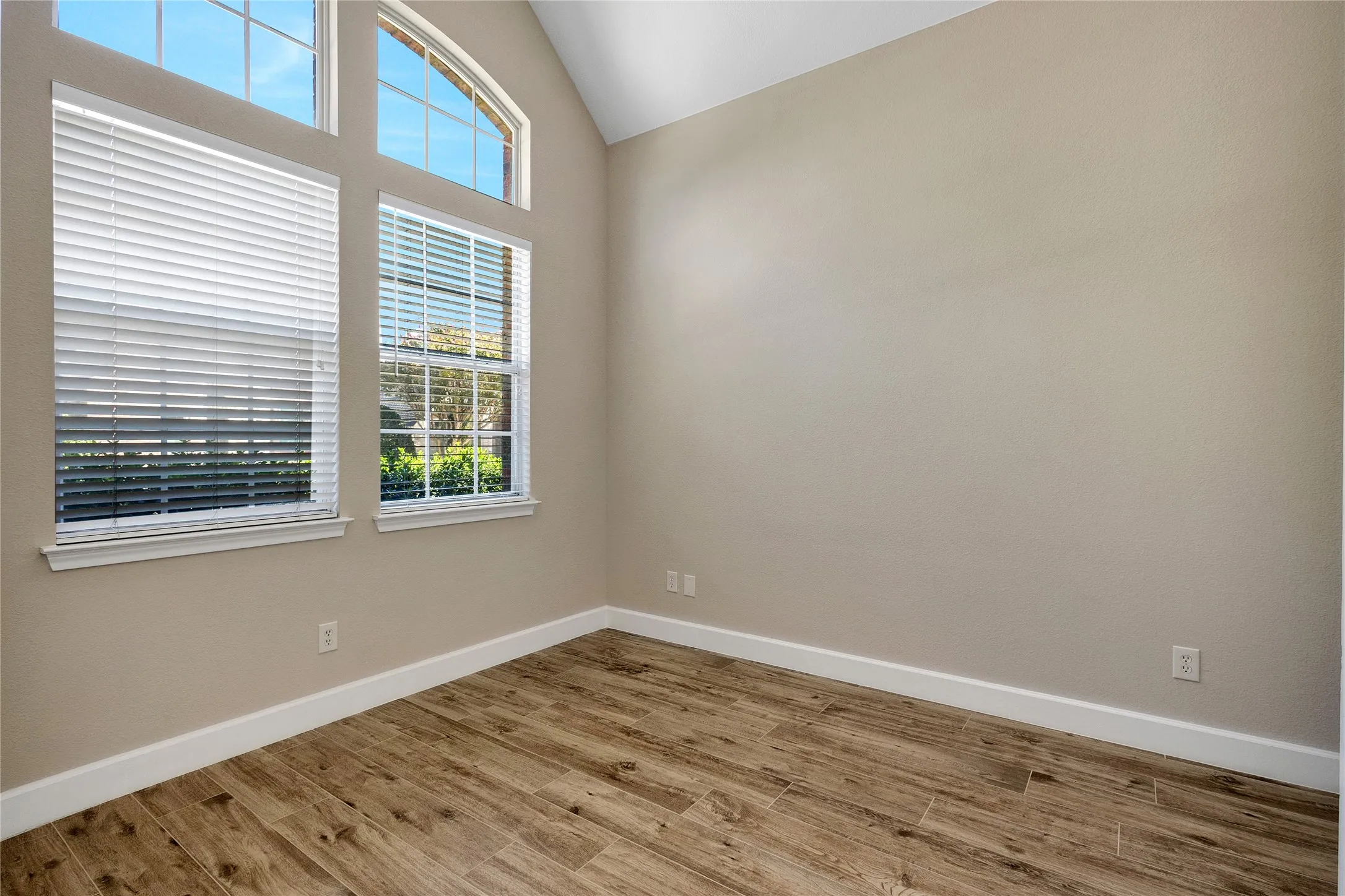 Single Family Residence For Rent in Collin County , 7042 Aspen Creek Lane, Dallas, Texas 75252, 3 Bedroom, 2 Bathroom, 2 Garage spaces, 1,672 Sqft, built in 1997, mls#21388470, Real Estate Agent in Dallas, Homes For Rent in Collin county, Homes For Rent in Dallas, Realtor in Dallas Texas, Real Estate Brokerage Independent Realty Texas, Luminita Cordes Realtor