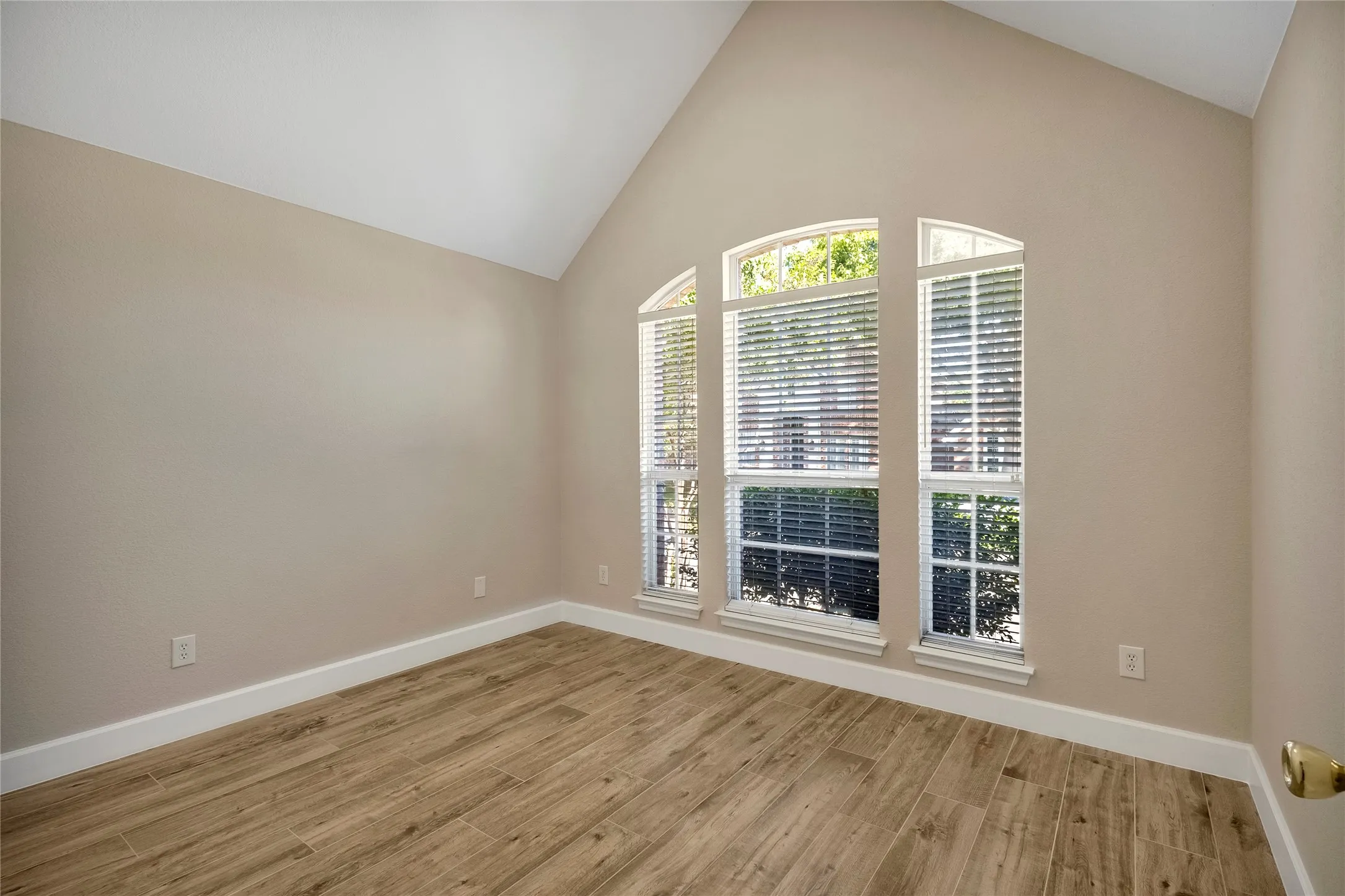 Single Family Residence For Rent in Collin County , 7042 Aspen Creek Lane, Dallas, Texas 75252, 3 Bedroom, 2 Bathroom, 2 Garage spaces, 1,672 Sqft, built in 1997, mls#21388470, Real Estate Agent in Dallas, Homes For Rent in Collin county, Homes For Rent in Dallas, Realtor in Dallas Texas, Real Estate Brokerage Independent Realty Texas, Luminita Cordes Realtor
