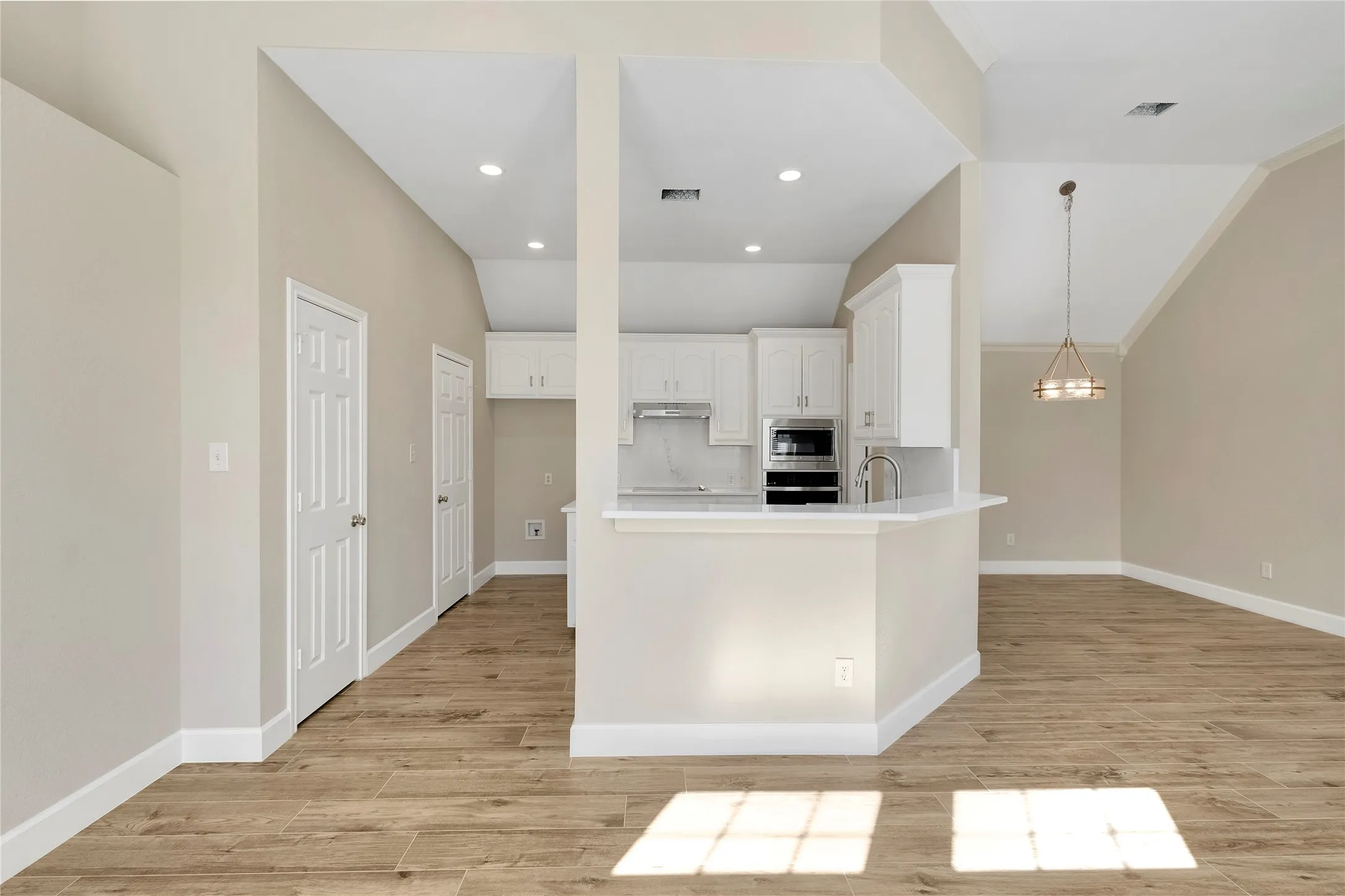 Single Family Residence For Rent in Collin County , 7042 Aspen Creek Lane, Dallas, Texas 75252, 3 Bedroom, 2 Bathroom, 2 Garage spaces, 1,672 Sqft, built in 1997, mls#21388470, Real Estate Agent in Dallas, Homes For Rent in Collin county, Homes For Rent in Dallas, Realtor in Dallas Texas, Real Estate Brokerage Independent Realty Texas, Luminita Cordes Realtor