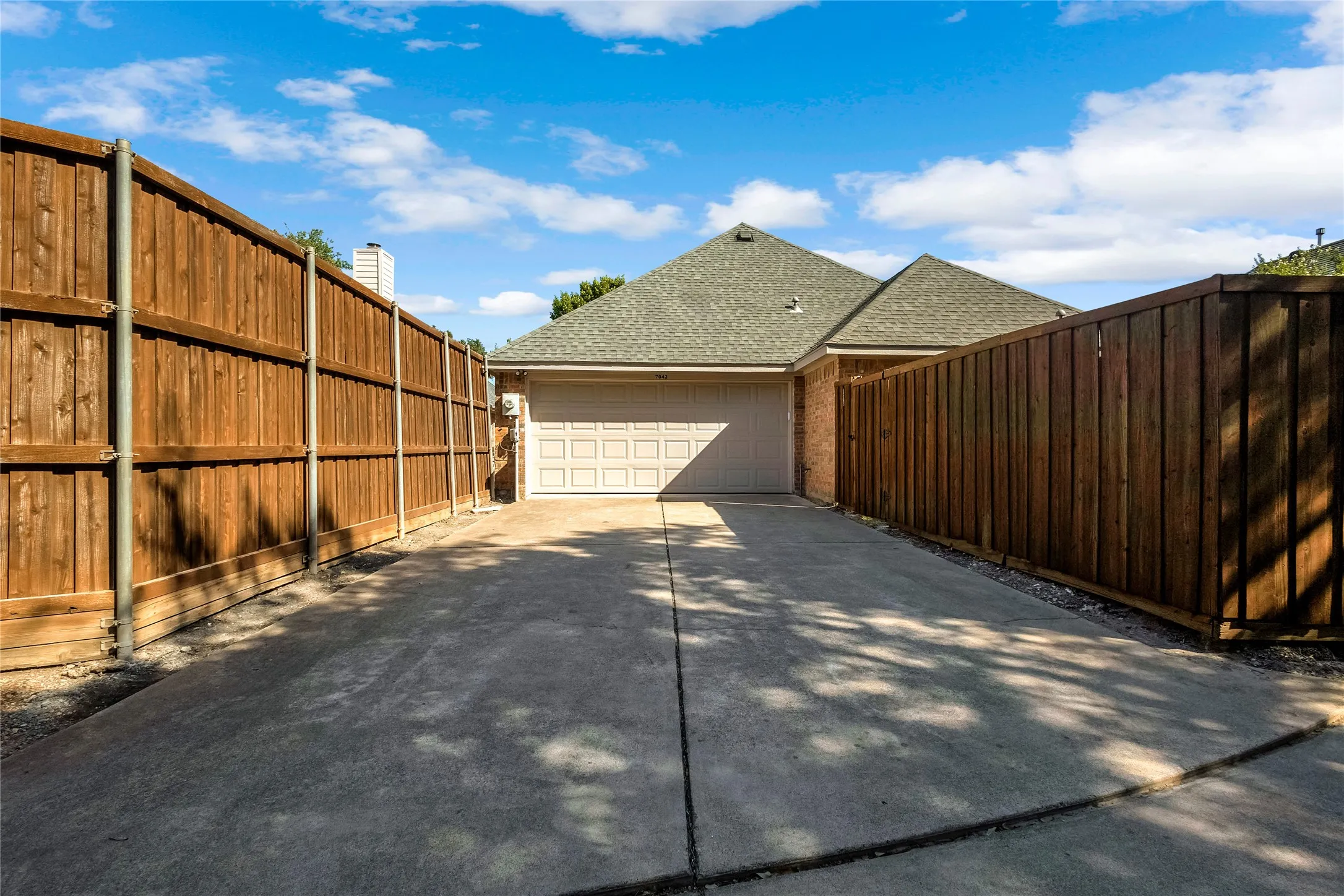 Single Family Residence For Rent in Collin County , 7042 Aspen Creek Lane, Dallas, Texas 75252, 3 Bedroom, 2 Bathroom, 2 Garage spaces, 1,672 Sqft, built in 1997, mls#21388470, Real Estate Agent in Dallas, Homes For Rent in Collin county, Homes For Rent in Dallas, Realtor in Dallas Texas, Real Estate Brokerage Independent Realty Texas, Luminita Cordes Realtor