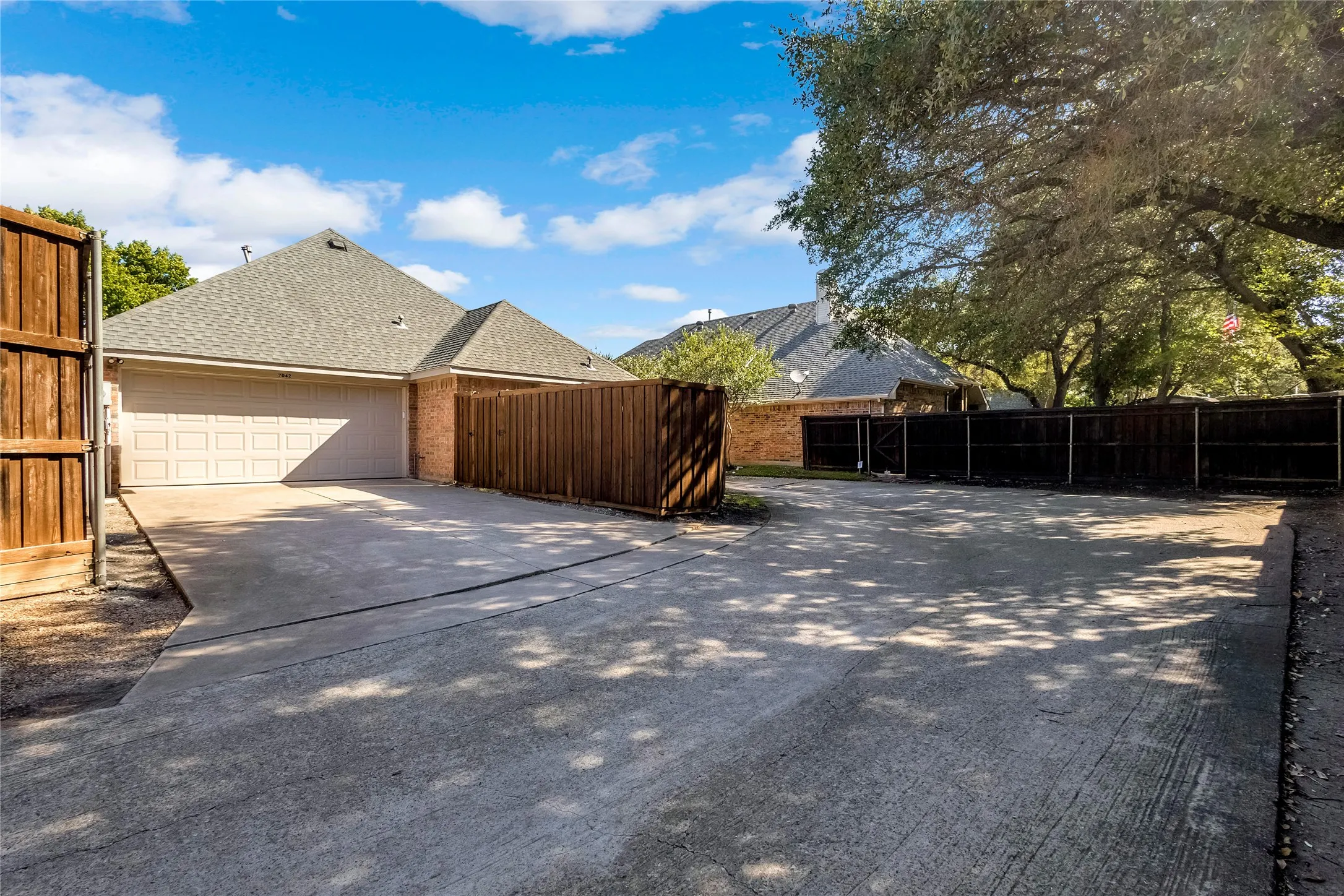 Single Family Residence For Rent in Collin County , 7042 Aspen Creek Lane, Dallas, Texas 75252, 3 Bedroom, 2 Bathroom, 2 Garage spaces, 1,672 Sqft, built in 1997, mls#21388470, Real Estate Agent in Dallas, Homes For Rent in Collin county, Homes For Rent in Dallas, Realtor in Dallas Texas, Real Estate Brokerage Independent Realty Texas, Luminita Cordes Realtor