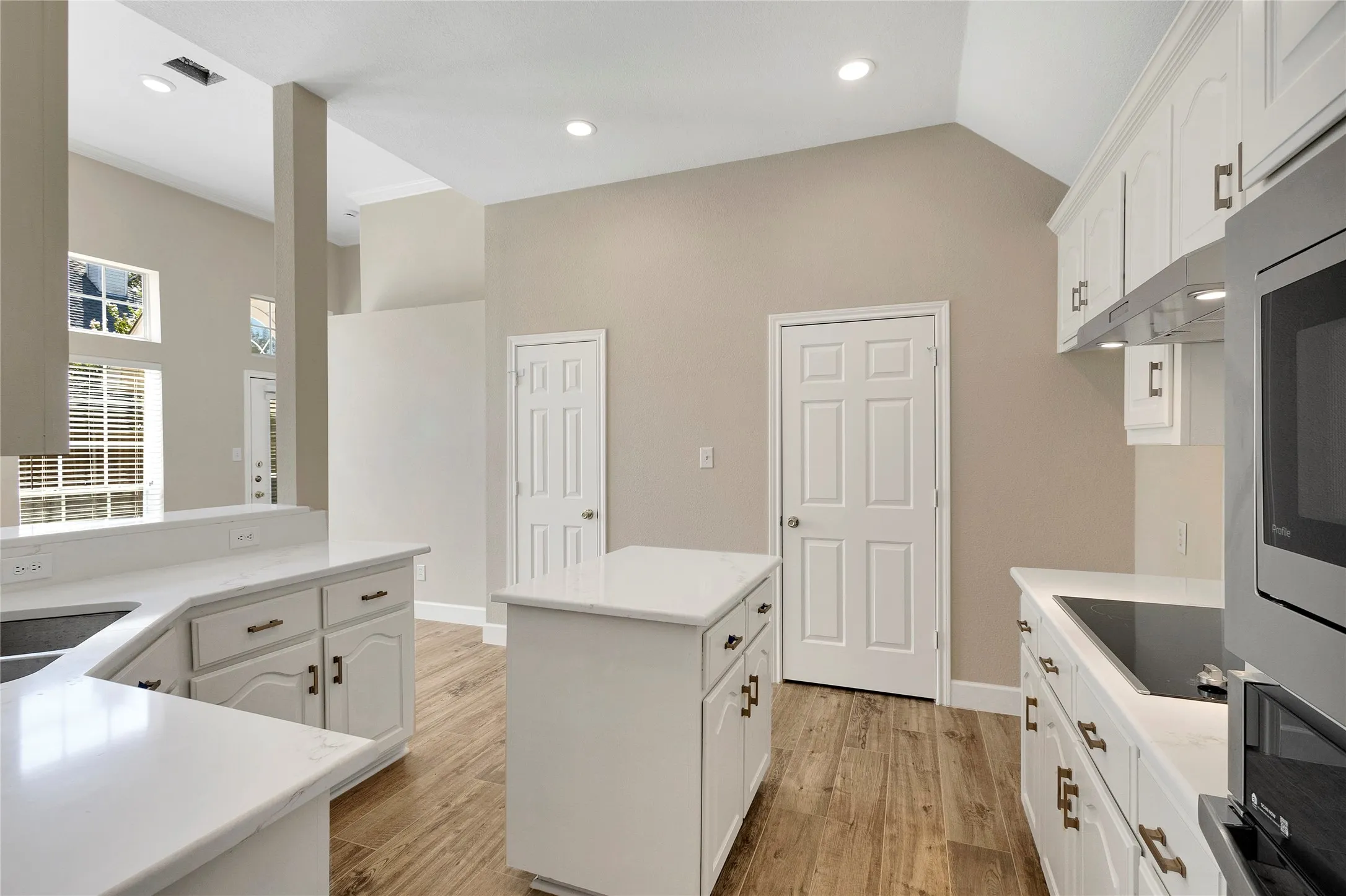 Single Family Residence For Rent in Collin County , 7042 Aspen Creek Lane, Dallas, Texas 75252, 3 Bedroom, 2 Bathroom, 2 Garage spaces, 1,672 Sqft, built in 1997, mls#21388470, Real Estate Agent in Dallas, Homes For Rent in Collin county, Homes For Rent in Dallas, Realtor in Dallas Texas, Real Estate Brokerage Independent Realty Texas, Luminita Cordes Realtor