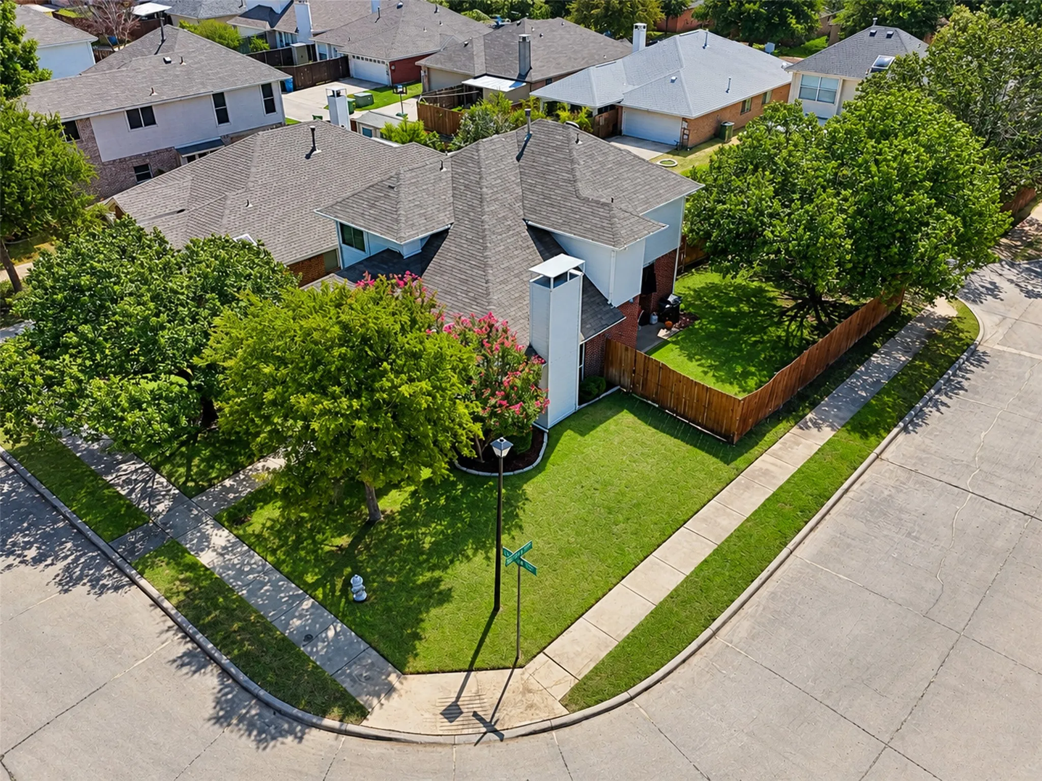 Single Family Residence For Sale in Denton County , 1426 Di Orio Drive, Lewisville, Texas 75067, 3 Bedroom, 3 Bathroom, 2 Garage spaces, 1,453 Sqft, built in 1998, mls#21385385, Real Estate Agent in Lewisville, Homes For Sale in Denton county, Homes For Sale in Lewisville, Realtor in Lewisville Texas, Real Estate Brokerage Independent Realty Texas, Luminita Cordes Realtor