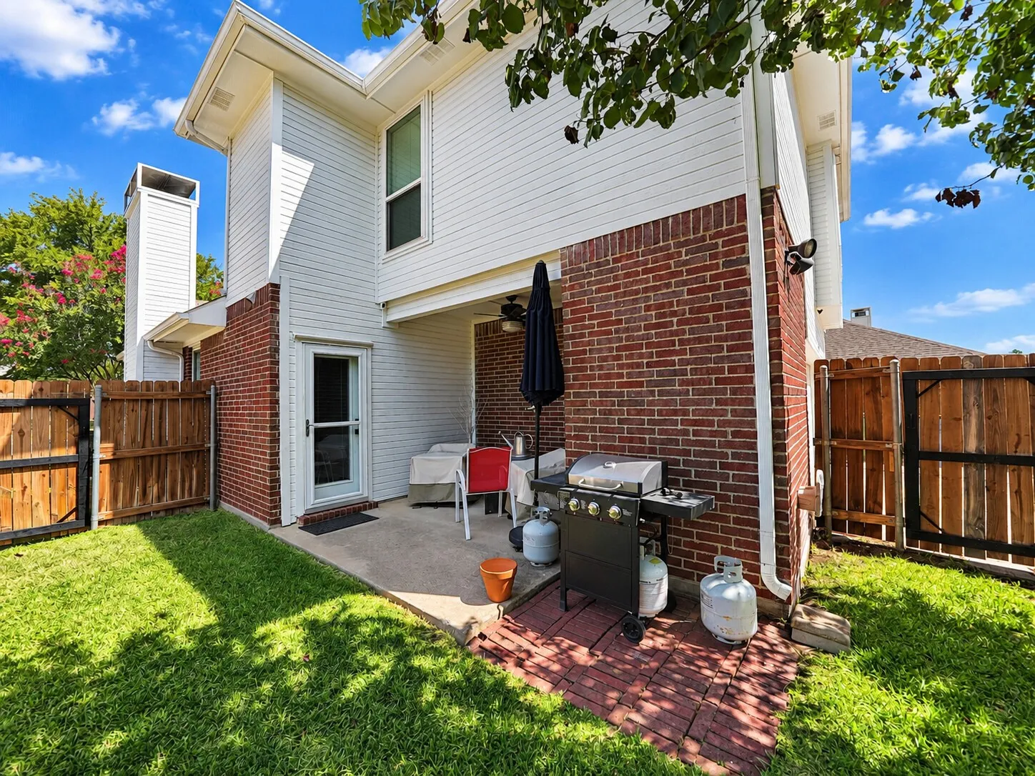 Single Family Residence For Sale in Denton County , 1426 Di Orio Drive, Lewisville, Texas 75067, 3 Bedroom, 3 Bathroom, 2 Garage spaces, 1,453 Sqft, built in 1998, mls#21385385, Real Estate Agent in Lewisville, Homes For Sale in Denton county, Homes For Sale in Lewisville, Realtor in Lewisville Texas, Real Estate Brokerage Independent Realty Texas, Luminita Cordes Realtor