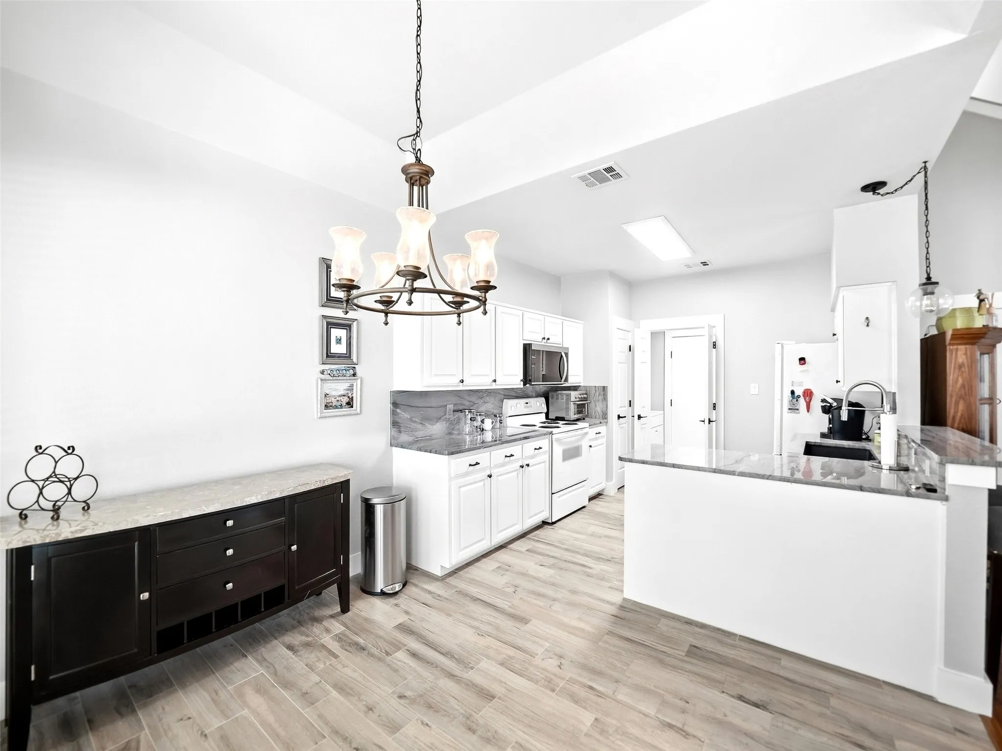 Single Family Residence For Sale in Denton County , 1426 Di Orio Drive, Lewisville, Texas 75067, 3 Bedroom, 3 Bathroom, 2 Garage spaces, 1,453 Sqft, built in 1998, mls#21385385, Real Estate Agent in Lewisville, Homes For Sale in Denton county, Homes For Sale in Lewisville, Realtor in Lewisville Texas, Real Estate Brokerage Independent Realty Texas, Luminita Cordes Realtor