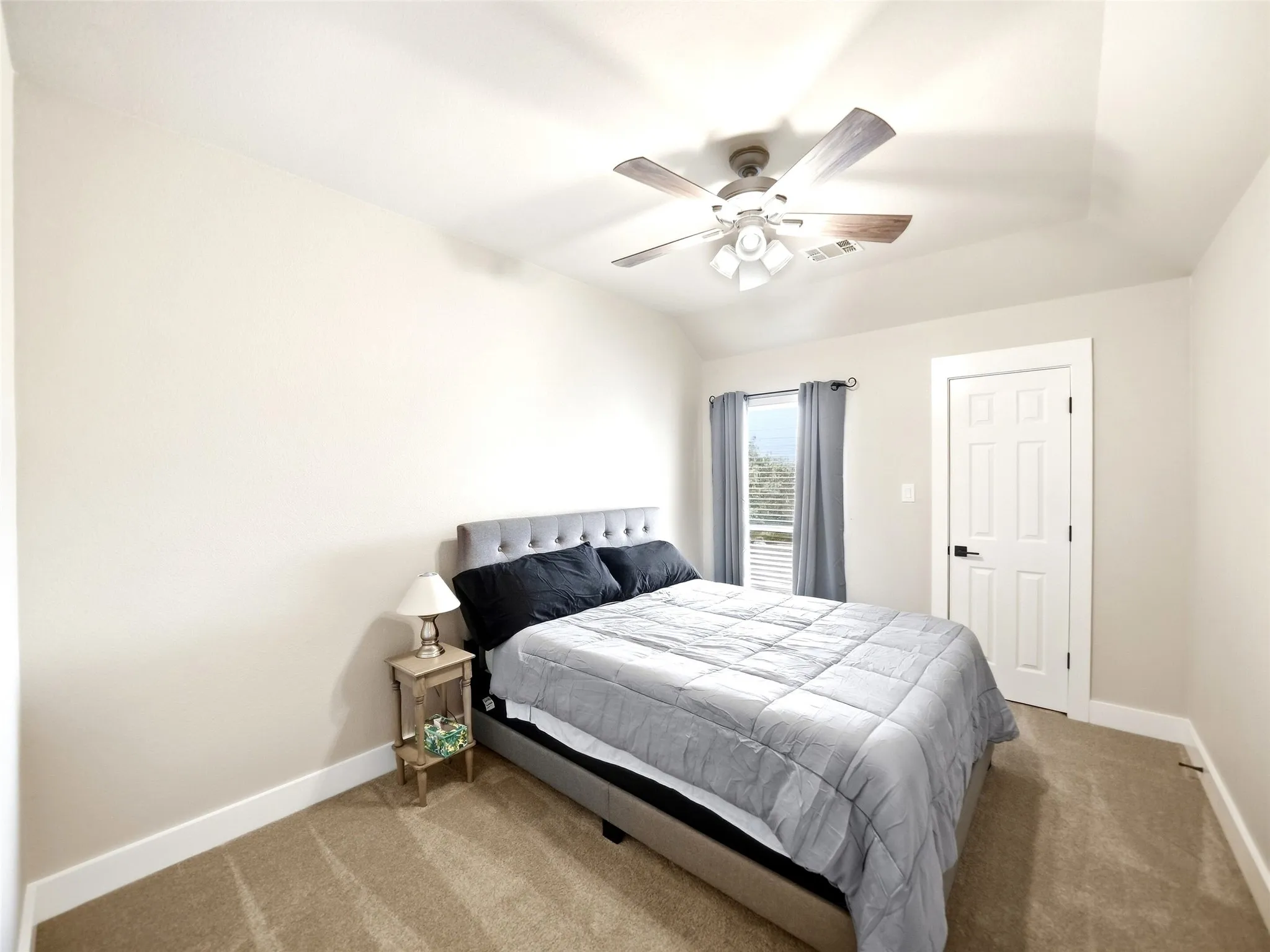 Single Family Residence For Sale in Denton County , 1426 Di Orio Drive, Lewisville, Texas 75067, 3 Bedroom, 3 Bathroom, 2 Garage spaces, 1,453 Sqft, built in 1998, mls#21385385, Real Estate Agent in Lewisville, Homes For Sale in Denton county, Homes For Sale in Lewisville, Realtor in Lewisville Texas, Real Estate Brokerage Independent Realty Texas, Luminita Cordes Realtor
