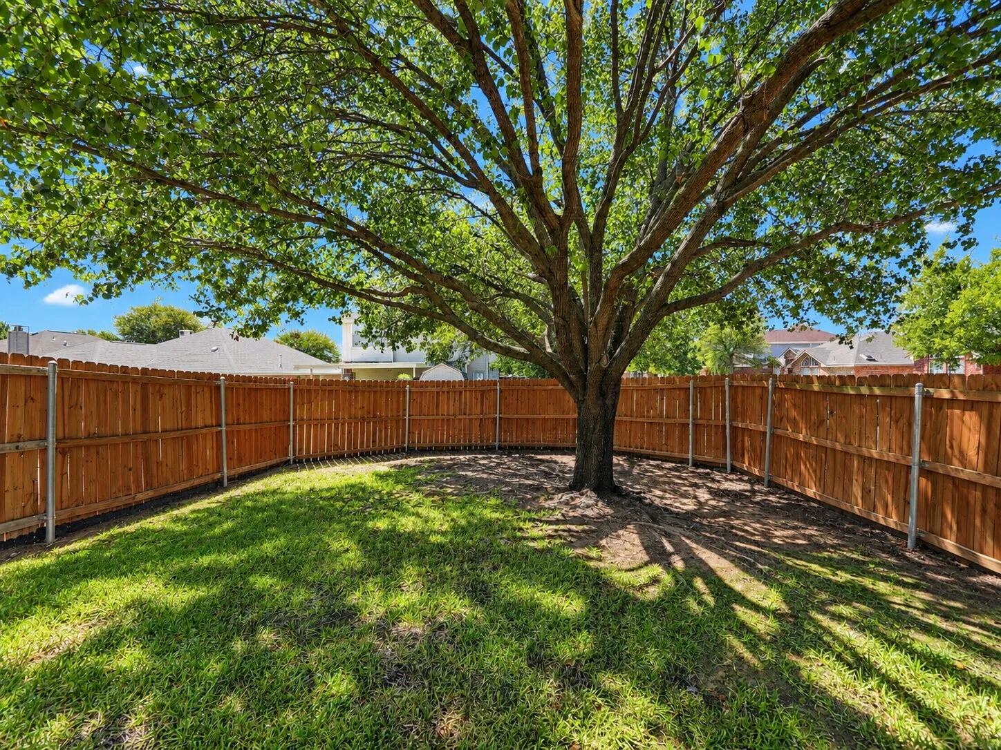 Single Family Residence For Sale in Denton County , 1426 Di Orio Drive, Lewisville, Texas 75067, 3 Bedroom, 3 Bathroom, 2 Garage spaces, 1,453 Sqft, built in 1998, mls#21385385, Real Estate Agent in Lewisville, Homes For Sale in Denton county, Homes For Sale in Lewisville, Realtor in Lewisville Texas, Real Estate Brokerage Independent Realty Texas, Luminita Cordes Realtor