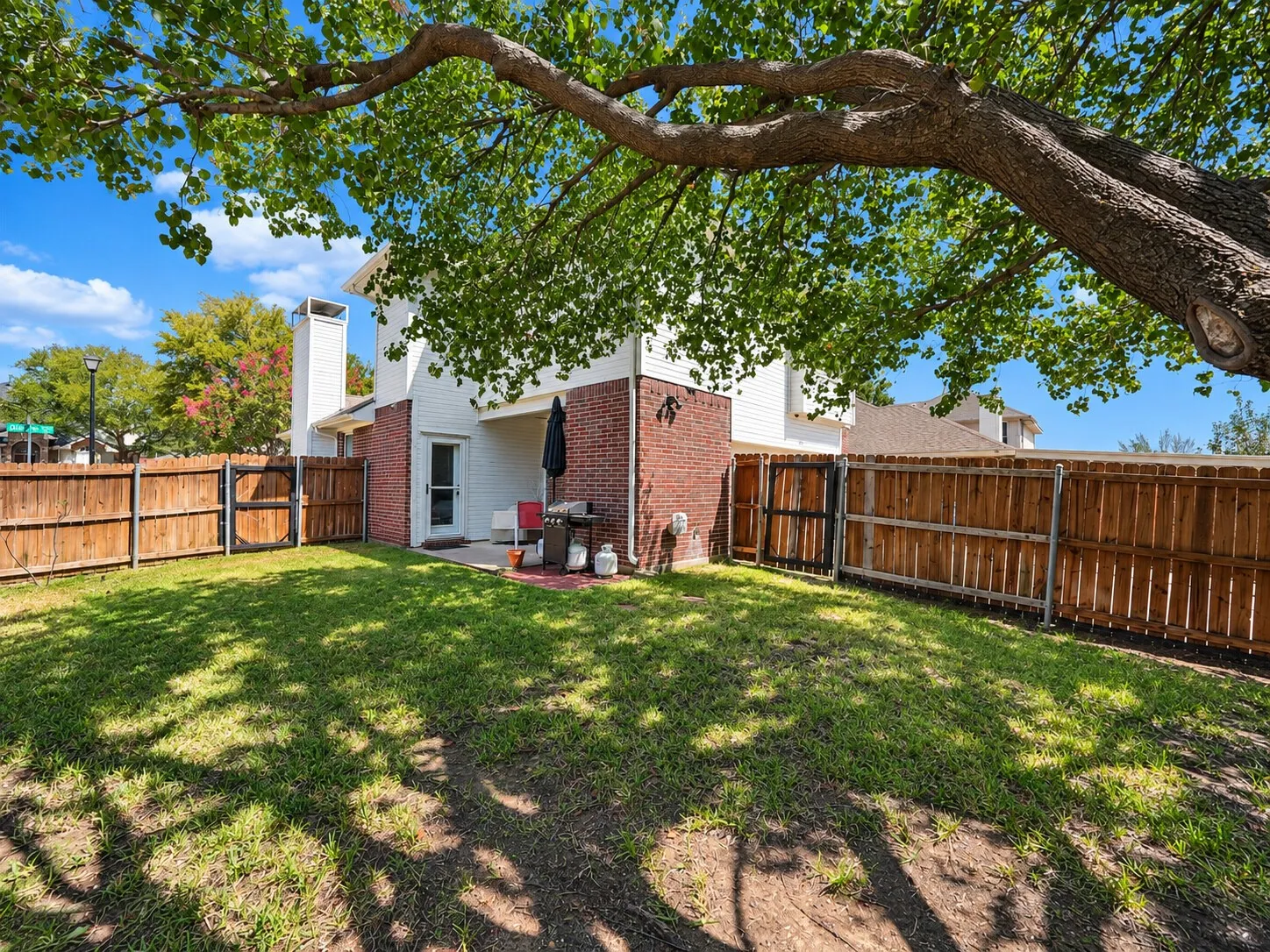 Single Family Residence For Sale in Denton County , 1426 Di Orio Drive, Lewisville, Texas 75067, 3 Bedroom, 3 Bathroom, 2 Garage spaces, 1,453 Sqft, built in 1998, mls#21385385, Real Estate Agent in Lewisville, Homes For Sale in Denton county, Homes For Sale in Lewisville, Realtor in Lewisville Texas, Real Estate Brokerage Independent Realty Texas, Luminita Cordes Realtor