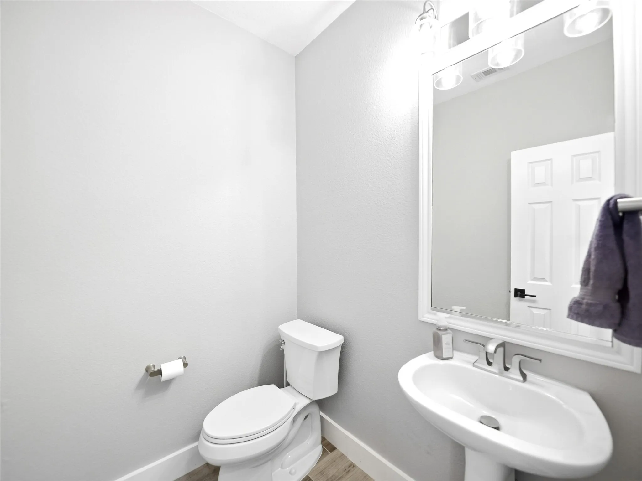 Single Family Residence For Sale in Denton County , 1426 Di Orio Drive, Lewisville, Texas 75067, 3 Bedroom, 3 Bathroom, 2 Garage spaces, 1,453 Sqft, built in 1998, mls#21385385, Real Estate Agent in Lewisville, Homes For Sale in Denton county, Homes For Sale in Lewisville, Realtor in Lewisville Texas, Real Estate Brokerage Independent Realty Texas, Luminita Cordes Realtor