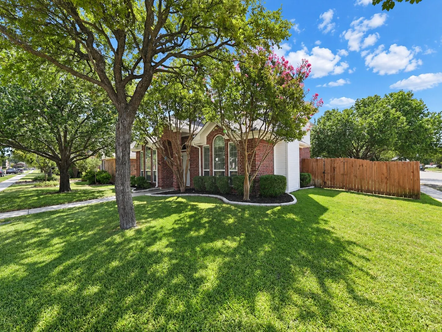 Single Family Residence For Sale in Denton County , 1426 Di Orio Drive, Lewisville, Texas 75067, 3 Bedroom, 3 Bathroom, 2 Garage spaces, 1,453 Sqft, built in 1998, mls#21385385, Real Estate Agent in Lewisville, Homes For Sale in Denton county, Homes For Sale in Lewisville, Realtor in Lewisville Texas, Real Estate Brokerage Independent Realty Texas, Luminita Cordes Realtor