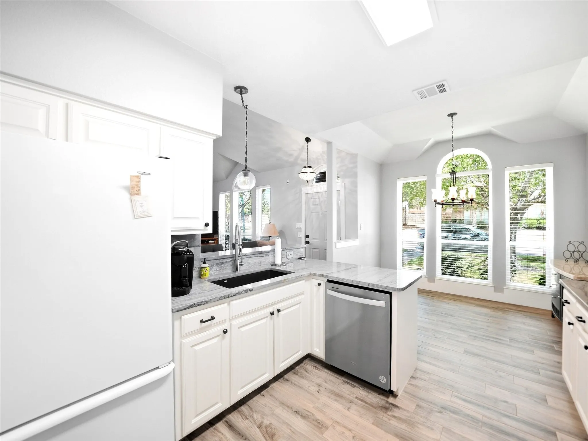 Single Family Residence For Sale in Denton County , 1426 Di Orio Drive, Lewisville, Texas 75067, 3 Bedroom, 3 Bathroom, 2 Garage spaces, 1,453 Sqft, built in 1998, mls#21385385, Real Estate Agent in Lewisville, Homes For Sale in Denton county, Homes For Sale in Lewisville, Realtor in Lewisville Texas, Real Estate Brokerage Independent Realty Texas, Luminita Cordes Realtor