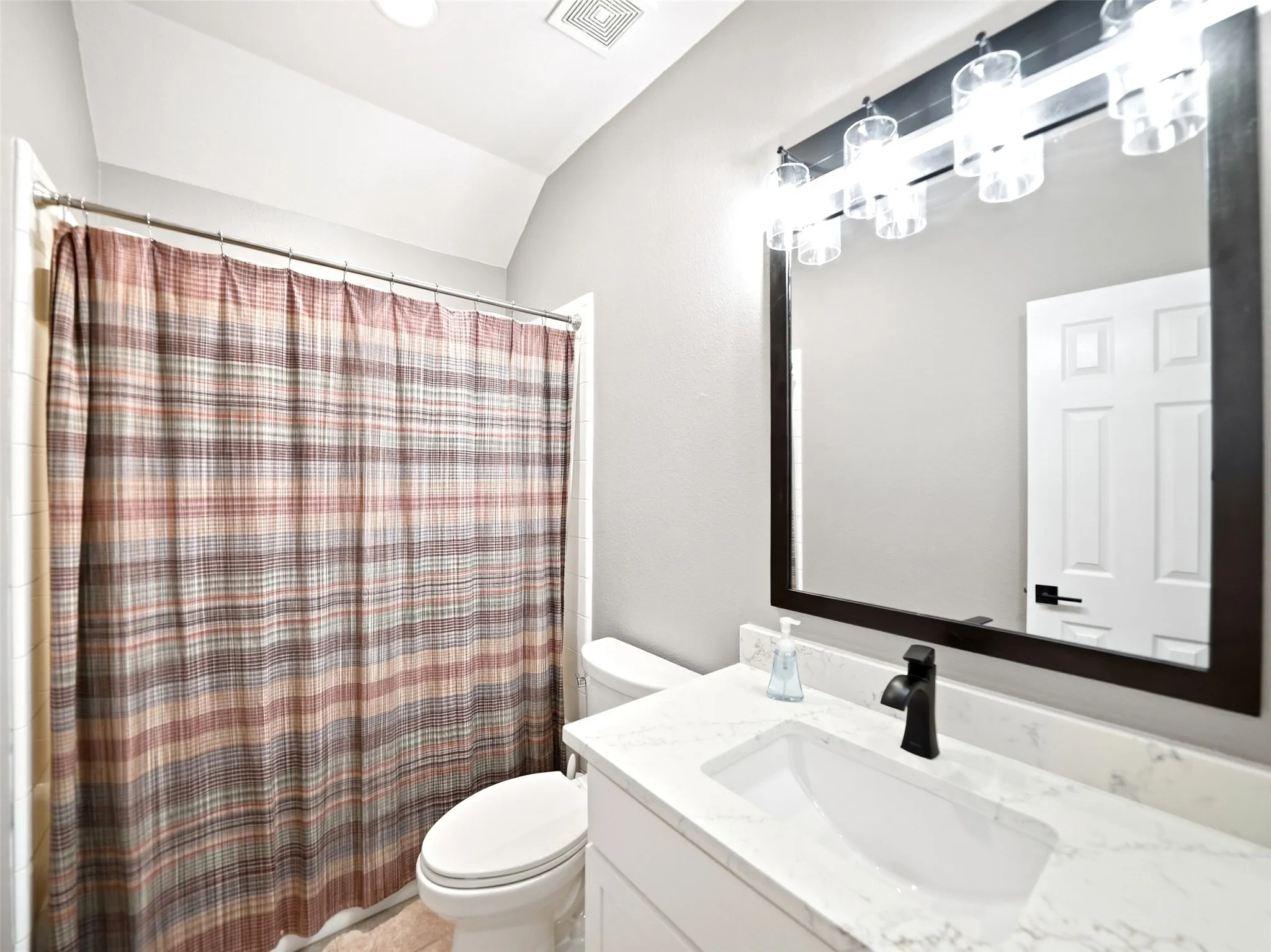 Single Family Residence For Sale in Denton County , 1426 Di Orio Drive, Lewisville, Texas 75067, 3 Bedroom, 3 Bathroom, 2 Garage spaces, 1,453 Sqft, built in 1998, mls#21385385, Real Estate Agent in Lewisville, Homes For Sale in Denton county, Homes For Sale in Lewisville, Realtor in Lewisville Texas, Real Estate Brokerage Independent Realty Texas, Luminita Cordes Realtor