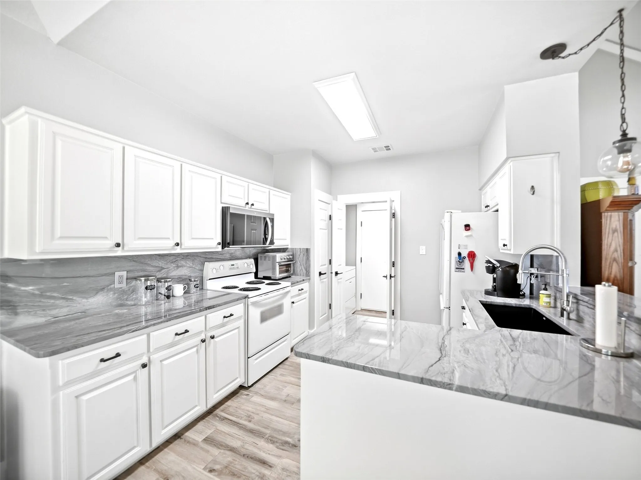 Single Family Residence For Sale in Denton County , 1426 Di Orio Drive, Lewisville, Texas 75067, 3 Bedroom, 3 Bathroom, 2 Garage spaces, 1,453 Sqft, built in 1998, mls#21385385, Real Estate Agent in Lewisville, Homes For Sale in Denton county, Homes For Sale in Lewisville, Realtor in Lewisville Texas, Real Estate Brokerage Independent Realty Texas, Luminita Cordes Realtor