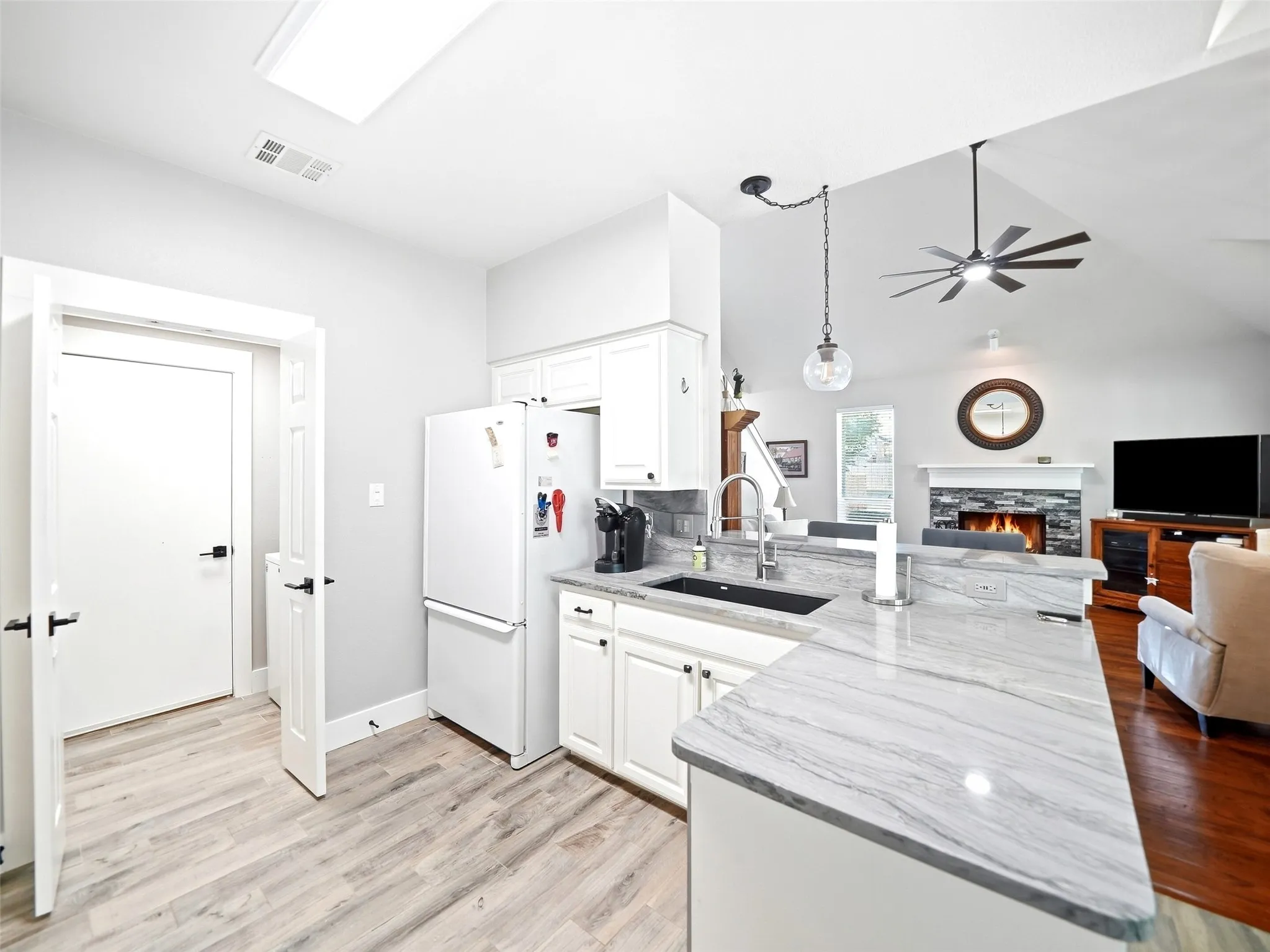 Single Family Residence For Sale in Denton County , 1426 Di Orio Drive, Lewisville, Texas 75067, 3 Bedroom, 3 Bathroom, 2 Garage spaces, 1,453 Sqft, built in 1998, mls#21385385, Real Estate Agent in Lewisville, Homes For Sale in Denton county, Homes For Sale in Lewisville, Realtor in Lewisville Texas, Real Estate Brokerage Independent Realty Texas, Luminita Cordes Realtor