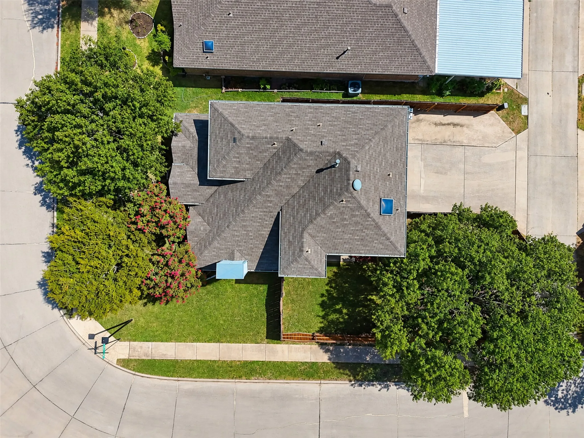 Single Family Residence For Sale in Denton County , 1426 Di Orio Drive, Lewisville, Texas 75067, 3 Bedroom, 3 Bathroom, 2 Garage spaces, 1,453 Sqft, built in 1998, mls#21385385, Real Estate Agent in Lewisville, Homes For Sale in Denton county, Homes For Sale in Lewisville, Realtor in Lewisville Texas, Real Estate Brokerage Independent Realty Texas, Luminita Cordes Realtor