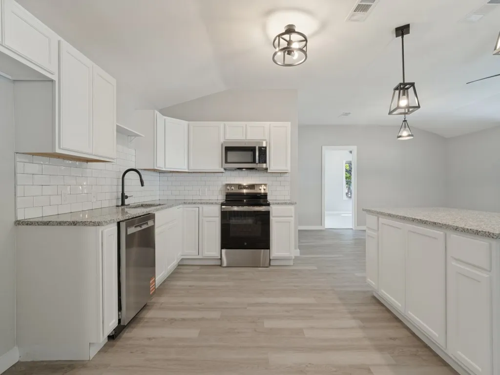Single Family Residence For Sale in Bosque County , 107 N Avenue P, Clifton, Texas 76634, 3 Bedroom, 2 Bathroom, 1 Garage spaces, 2,082 Sqft, built in 1955, mls#21389754, Real Estate Agent in Clifton, Homes For Sale in Bosque county, Homes For Sale in Clifton, Realtor in Clifton Texas, Real Estate Brokerage Independent Realty Texas, Luminita Cordes Realtor
