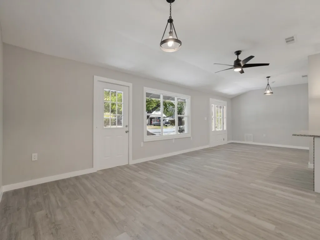 Single Family Residence For Sale in Bosque County , 107 N Avenue P, Clifton, Texas 76634, 3 Bedroom, 2 Bathroom, 1 Garage spaces, 2,082 Sqft, built in 1955, mls#21389754, Real Estate Agent in Clifton, Homes For Sale in Bosque county, Homes For Sale in Clifton, Realtor in Clifton Texas, Real Estate Brokerage Independent Realty Texas, Luminita Cordes Realtor