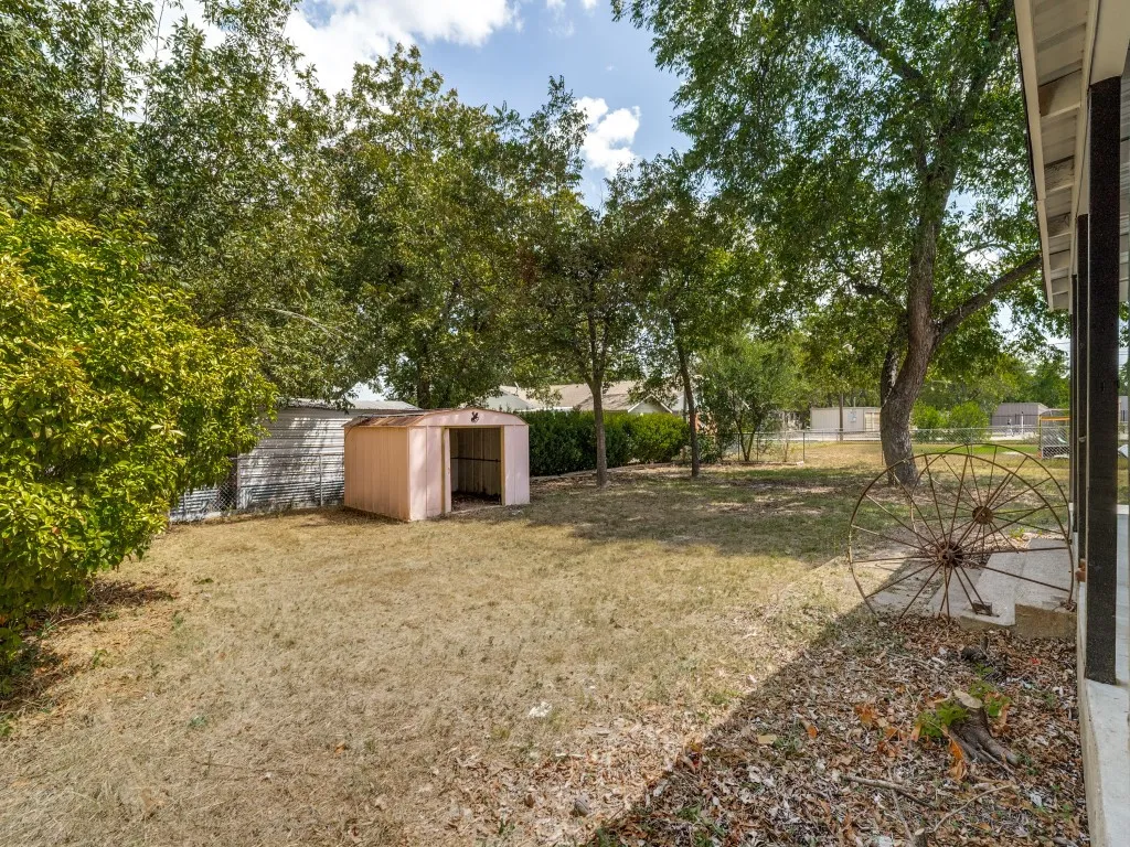 Single Family Residence For Sale in Bosque County , 107 N Avenue P, Clifton, Texas 76634, 3 Bedroom, 2 Bathroom, 1 Garage spaces, 2,082 Sqft, built in 1955, mls#21389754, Real Estate Agent in Clifton, Homes For Sale in Bosque county, Homes For Sale in Clifton, Realtor in Clifton Texas, Real Estate Brokerage Independent Realty Texas, Luminita Cordes Realtor