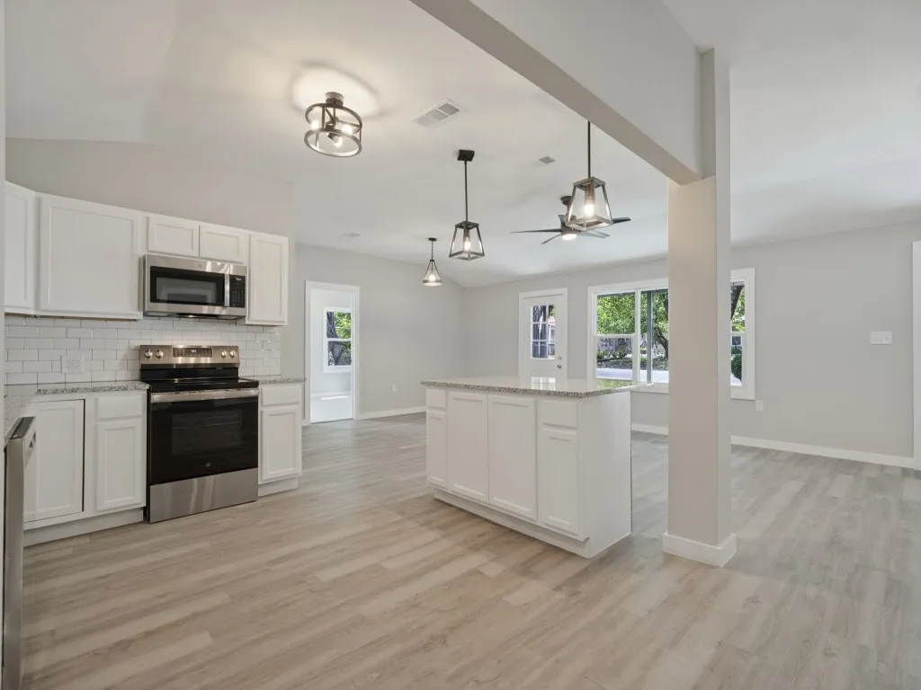 Single Family Residence For Sale in Bosque County , 107 N Avenue P, Clifton, Texas 76634, 3 Bedroom, 2 Bathroom, 1 Garage spaces, 2,082 Sqft, built in 1955, mls#21389754, Real Estate Agent in Clifton, Homes For Sale in Bosque county, Homes For Sale in Clifton, Realtor in Clifton Texas, Real Estate Brokerage Independent Realty Texas, Luminita Cordes Realtor
