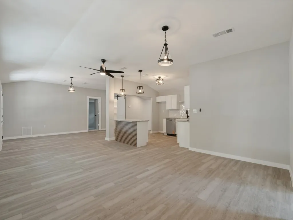 Single Family Residence For Sale in Bosque County , 107 N Avenue P, Clifton, Texas 76634, 3 Bedroom, 2 Bathroom, 1 Garage spaces, 2,082 Sqft, built in 1955, mls#21389754, Real Estate Agent in Clifton, Homes For Sale in Bosque county, Homes For Sale in Clifton, Realtor in Clifton Texas, Real Estate Brokerage Independent Realty Texas, Luminita Cordes Realtor