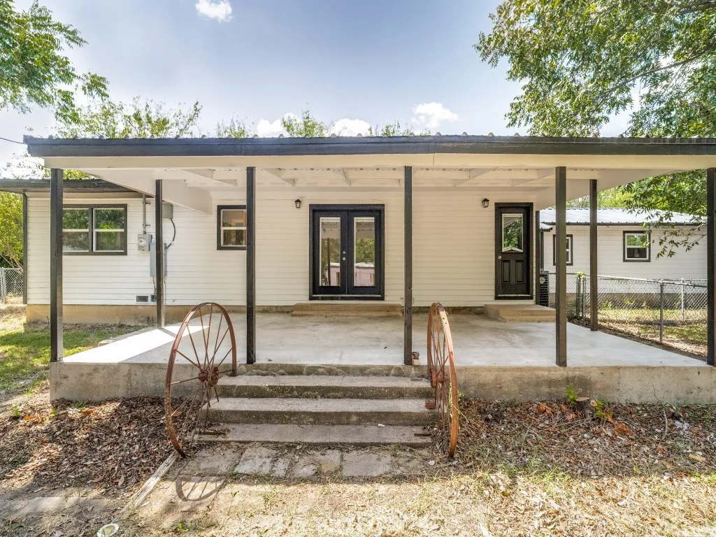 Single Family Residence For Sale in Bosque County , 107 N Avenue P, Clifton, Texas 76634, 3 Bedroom, 2 Bathroom, 1 Garage spaces, 2,082 Sqft, built in 1955, mls#21389754, Real Estate Agent in Clifton, Homes For Sale in Bosque county, Homes For Sale in Clifton, Realtor in Clifton Texas, Real Estate Brokerage Independent Realty Texas, Luminita Cordes Realtor